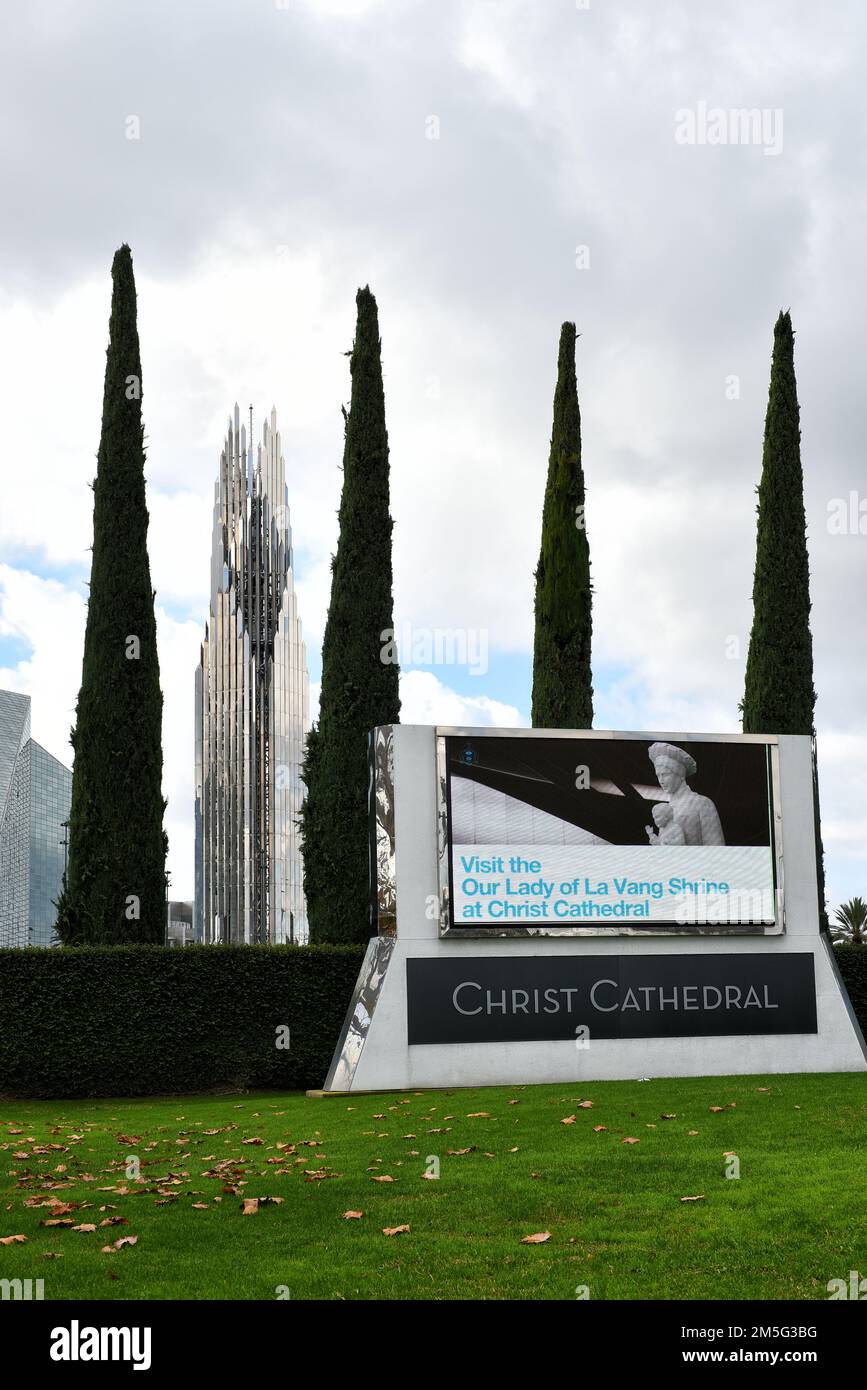 GARDEN GROVE, KALIFORNIEN - 28. DEZEMBER 2022: Schild an der Christ Cathedral, einem amerikanischen Kirchengebäude der römisch-katholischen Diözese von Orange. Stockfoto