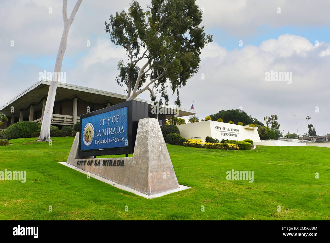 LA MIRADA, KALIFORNIEN - 28. DEZ. 2022: Das La Mirada Civic Center, Heimstadion von Splash! La Mirada Regional Aquatics Center, Activity Center, Community Gymnas Stockfoto