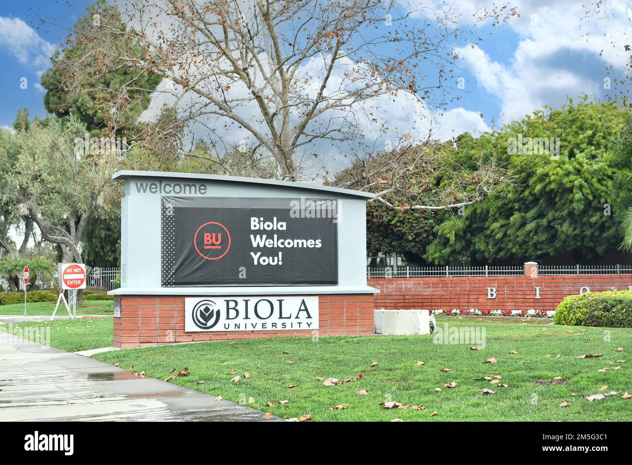 LA MIRADA, KALIFORNIEN - 28. DEZEMBER 2022: Schild am Eingang der Biola University, gegründet 1908 als Bible Institute of Los Angeles. Stockfoto