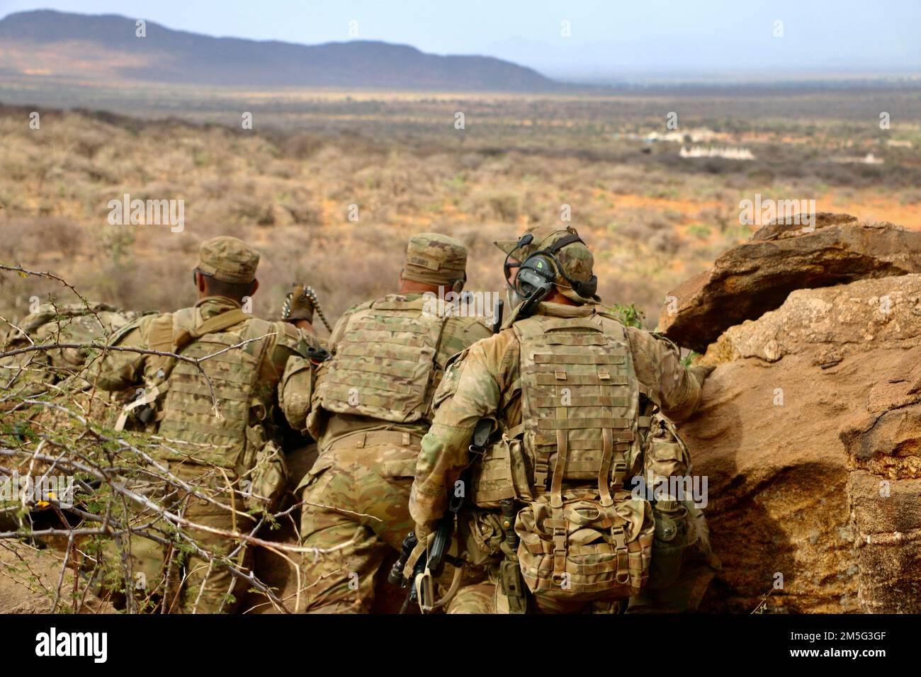 USA Militärsoldaten PFC. Renald Gutierrez (links), PV2. Adam Stubbs (Zentrum) und SPC. Dayten James-Foree (rechts), von Mod Company, 1. Bataillon, 503. Infanterie-Regiment, 173. Luftwaffenbrigade, Beobachten Sie den Bereich emotionale Mitarbeiterbindung während der letzten Schulungsveranstaltung von Exercise Justified Accord am 16. März 2022. Übungsbegründete Vereinbarung ermöglicht es den USA und unseren afrikanischen Partnern, dauerhaften Frieden und Stabilität in der Region zu unterstützen. An der Übung nahmen mehr als 800 Mitarbeiter Teil, darunter eine multinationale Feldschulung und eine Kommandostellenübung vom 28. Februar bis 17. März 2021. Stockfoto