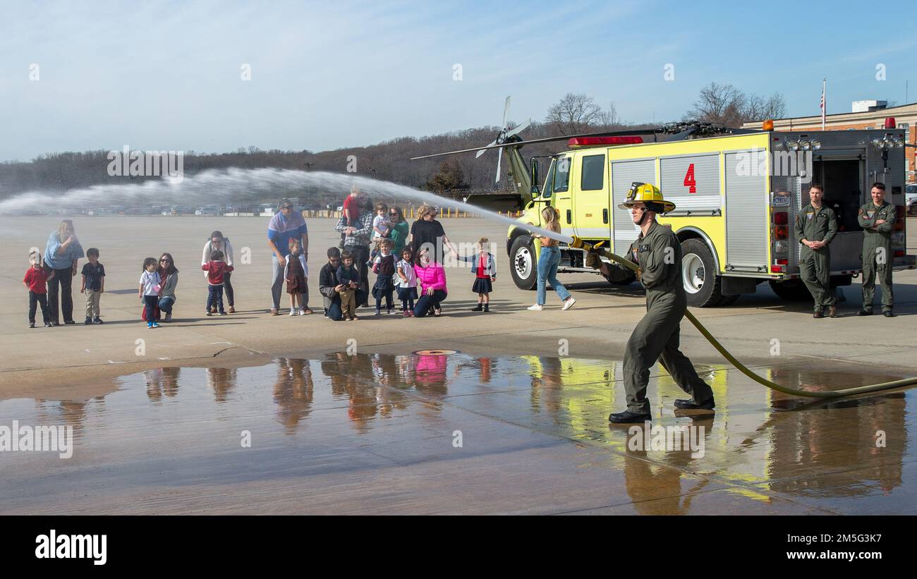 Studenten aus St. Stephens und St. Agnes Lower School Pre-K-Klasse beobachten verschiedene Fahrzeuge mit den Marines in der Marine Corps Air Facility auf der Marine Corps Basis Quantico, Virginia, 16. März 2022. MCB Quantico ist bestrebt, verschiedene Organisationen, wie die Schule, zu unterstützen, um die Gemeinschaft stark zu halten, einen positiven Eindruck zu hinterlassen und die nächste Generation zu inspirieren. Stockfoto
