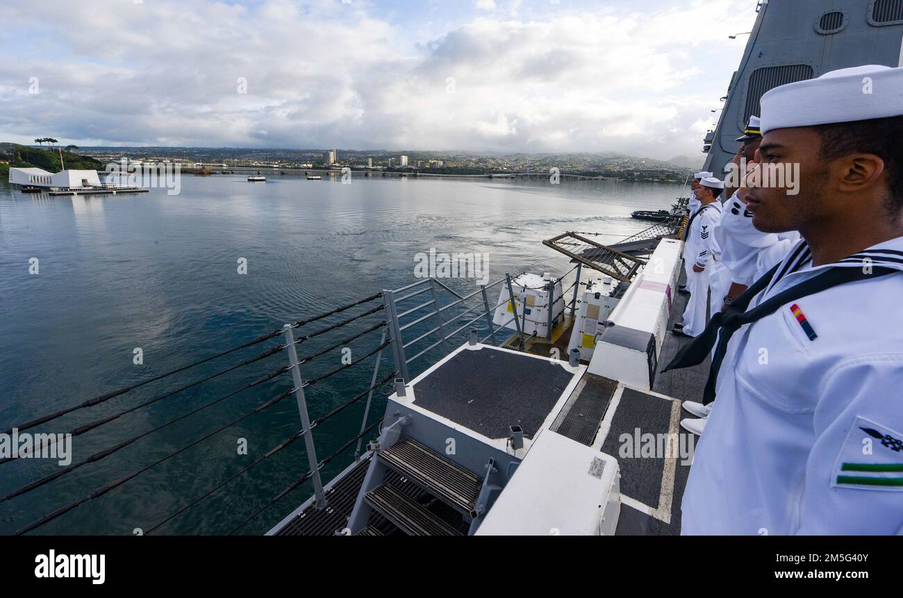 PACIFIC OCEAN (16. März 2022) Seeleute, die dem Amphibienschiff USS John P. Murtha (LPD 26) zugeteilt sind, verleihen dem USS Arizona Memorial während einer See- und Ankerentwicklung am 16. März Auszeichnungen. John P. Murtha führt gerade Routineeinsätze in der US-3.-Flotte durch. Stockfoto