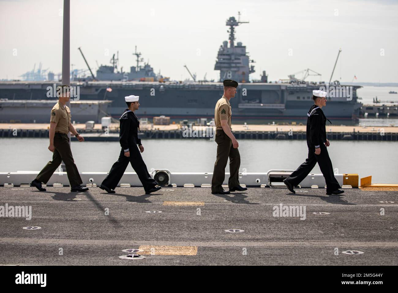 USA Marines mit der 22. Marine Expeditionary Unit und Matrosen mit dem Amphibienschiff USS Kearsarge (LHD 3) bereiten sich auf die Bewachung der Schienen vor, beginnend mit ihrem 2022. Einsatz am 16. März 2022. Die MEU von 22. dient in Zusammenarbeit mit der Kearsarge Amphibious Ready Group als seegestützte, schnelle Krisenreaktionstruppe, die amphibische Missionen über das gesamte Spektrum militärischer Operationen durchführen kann. Stockfoto