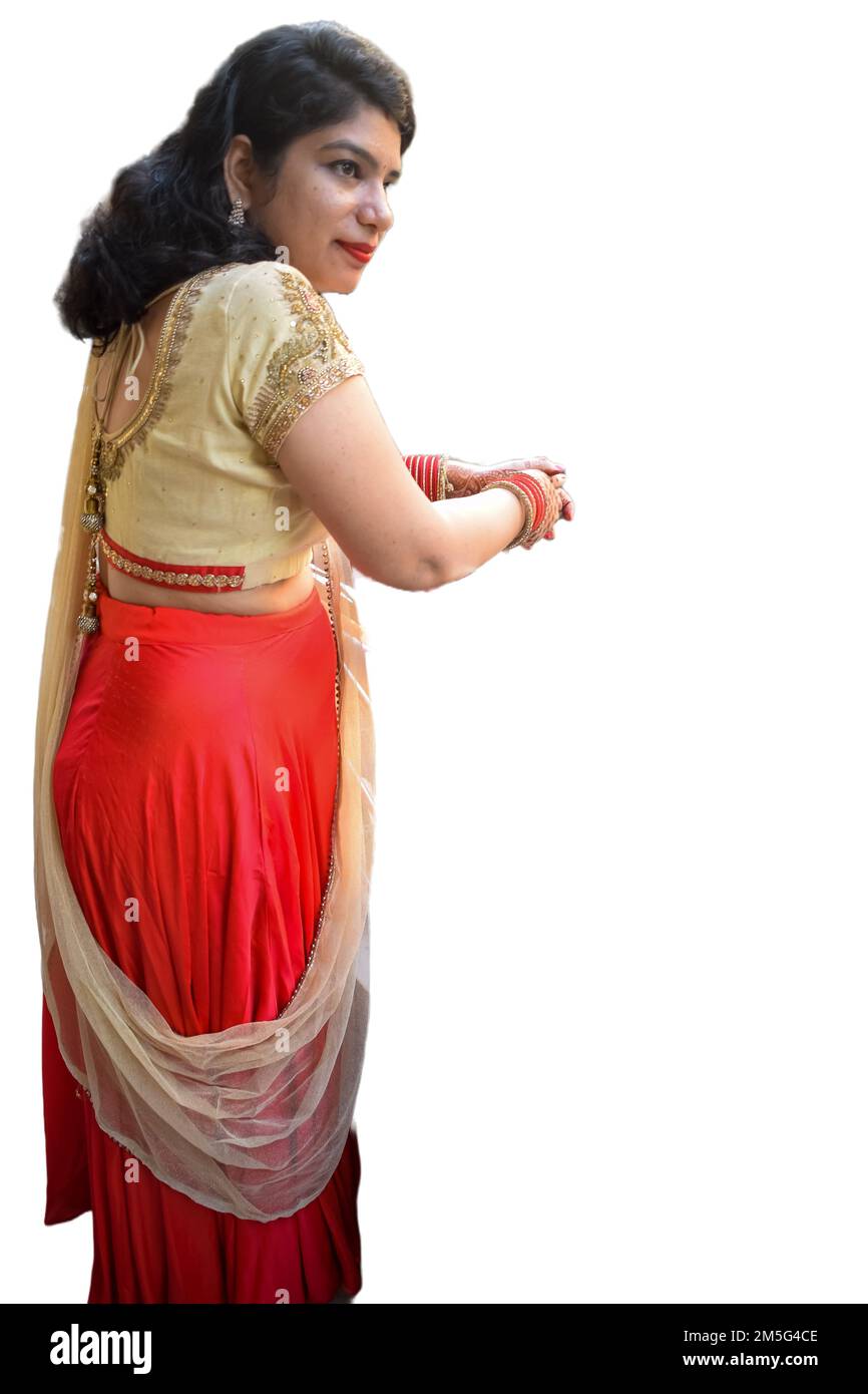 Wunderschöne Frau, die sich als indische Tradition verkleidet hat, mit Henna-Mehndi-Design auf beiden Händen, um das große Festival von Karwa Chauth mit schlichtem weißem B zu feiern Stockfoto