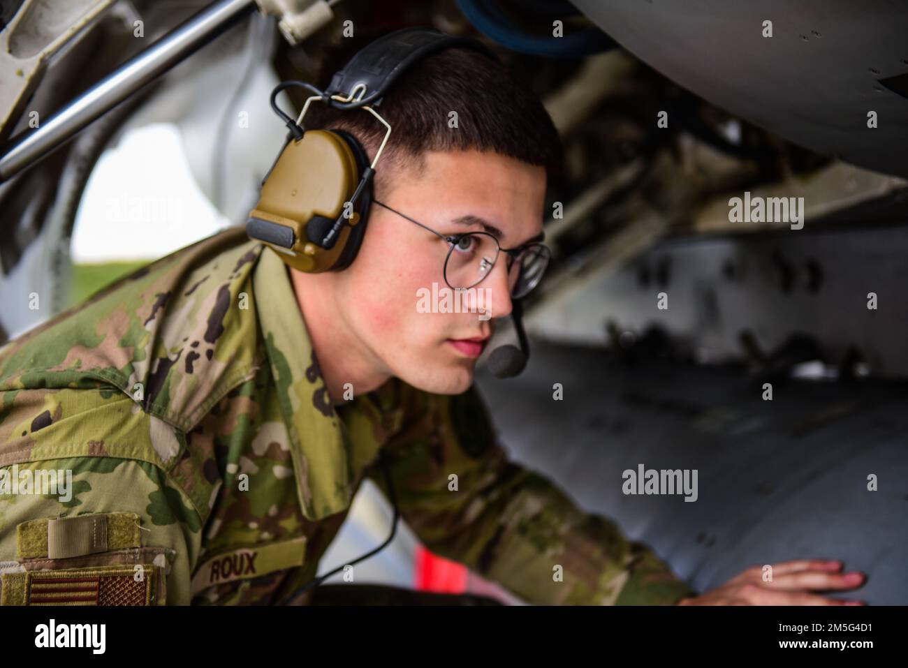 Senior Airman Zach Roux, 555. Aircraft Maintenance Unit Crew Chief vom 31. Fighter Wing, Aviano Air Base, Italien, überprüft das hydraulische Manometersystem eines US-amerikanischen Air Force F-16C Fighting Falcon after it Landing for Agile Combat Employment Operations in Kroatiens 91. Air Base in Pleso, 16. März 2022. Die 31. FW führte während dieses Fluges ACE-Routineoperationen mit kroatischen Verbündeten durch. Missionen wie diese verbessern die Bereitschaft, auf potenzielle Herausforderungen in Südosteuropa zu reagieren. Stockfoto