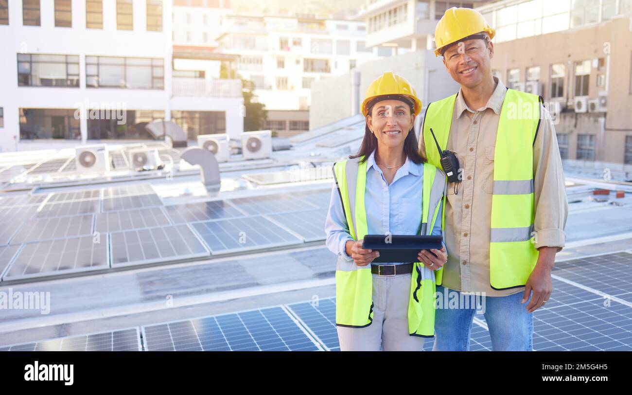 Porträt von Solarenergie, Gebäude- und Ingenieurteam mit Tablet, Lächeln oder Dach für Nachhaltigkeit. Mann, Frau und Solarmodul in der Stadt für erneuerbare Energie Stockfoto