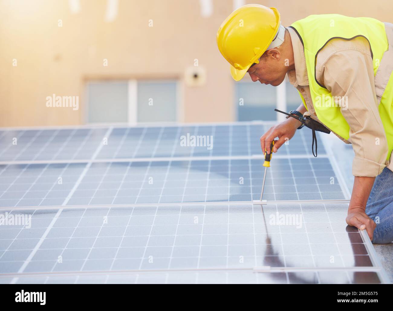 Ingenieur-, man- oder Sonnenkollektoren für saubere Energie, Instandhaltung für Gebäude oder Nachhaltigkeit. Techniker, Elektriker oder Installationstechniker für Stockfoto