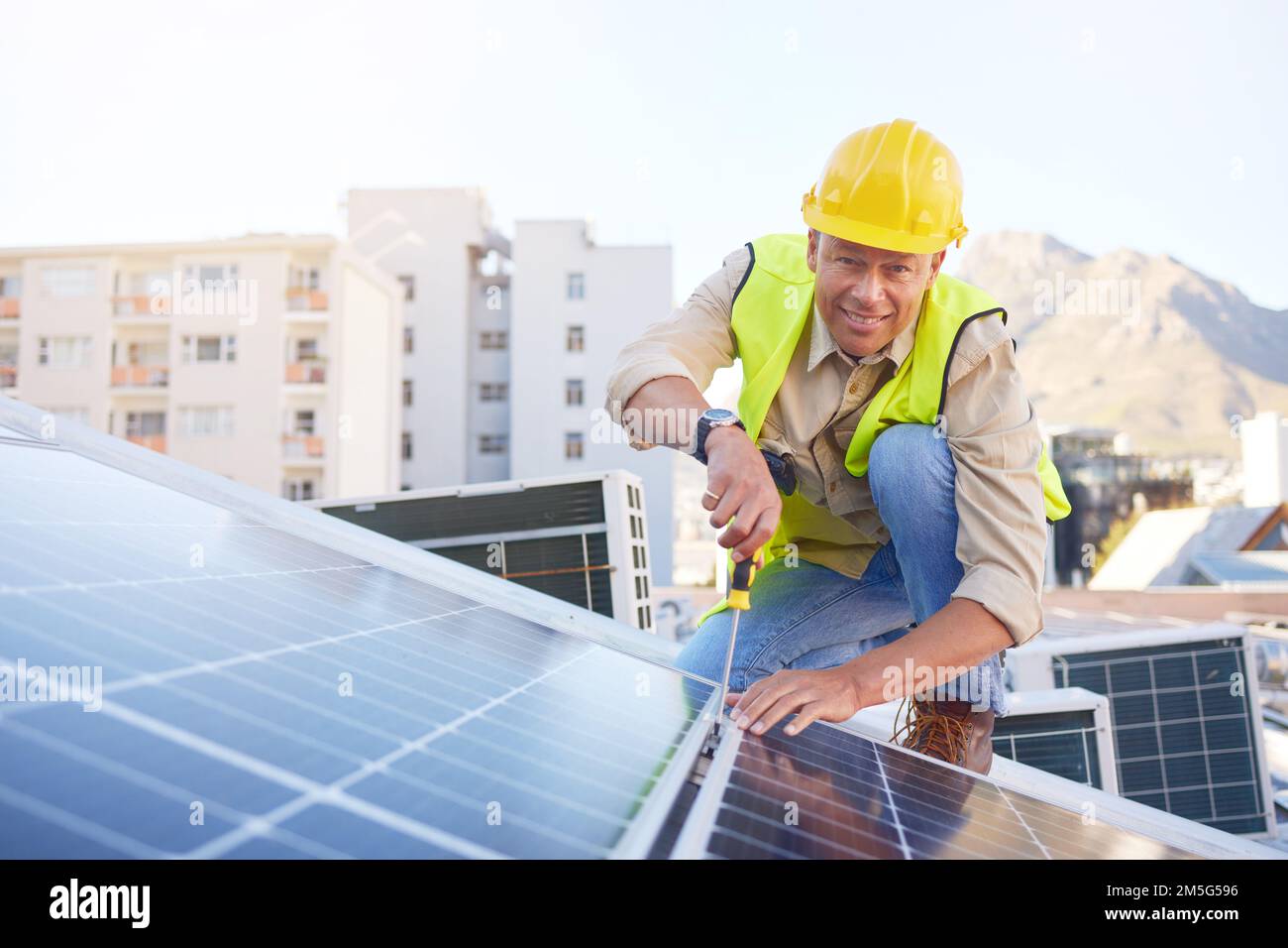 Ingenieur, Sonnenkollektoren und Nachhaltigkeit, umweltfreundliche Solarenergie mit Wartungstechniker und Installation erneuerbarer Energie. Maschinenraum Stockfoto
