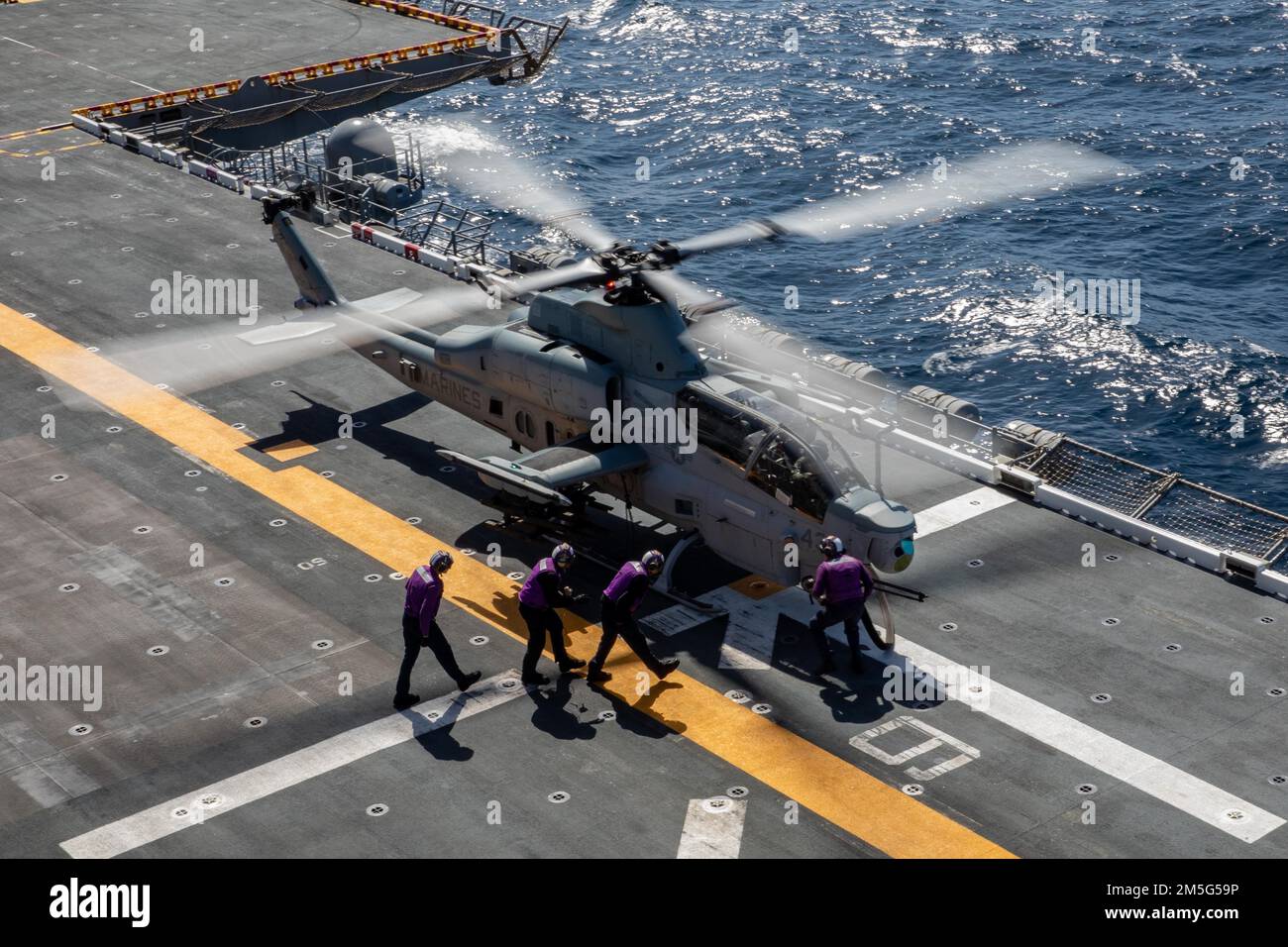 220316-N-TF178-1090 PAZIFIK (16. März 2022) – Matrosen bereiten sich darauf vor, an Bord des Amphibienschiffs USS Makin Island (LHD 8) am 16. März eine AH-1Z Cobra zu tanken. Makin Island führt Routineeinsätze in der US-3.-Flotte durch. Stockfoto