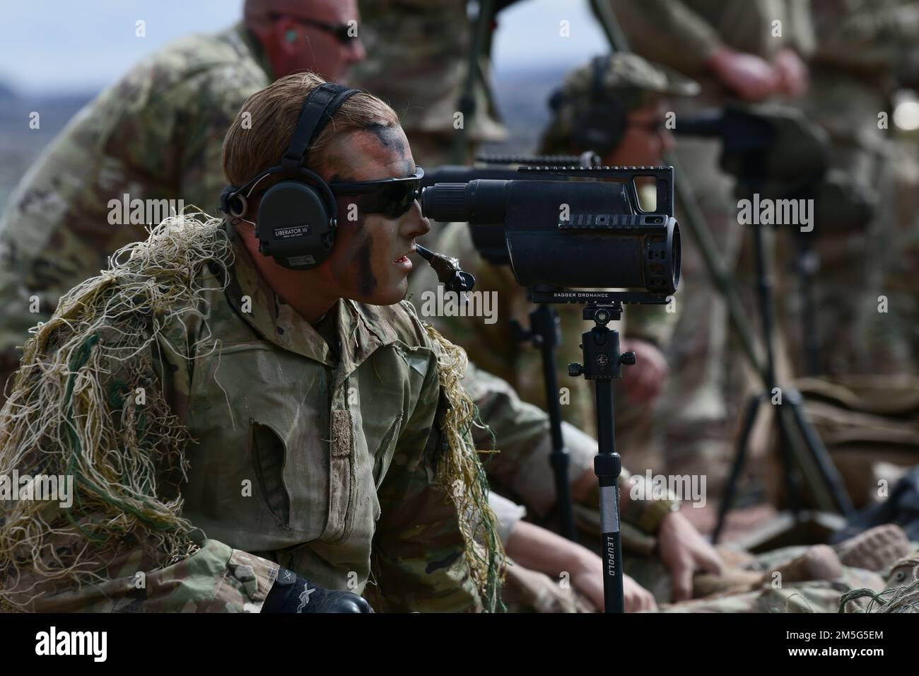 Staff Sgt. Aaron Lee, 341. Geschwader für Raketensicherheitsoperationen, Luftwaffenstützpunkt Malmstrom, Montana, sieht das Ziel für seinen Scharfschützensprecher während des Nuclear Advanced Designated Marksman Kurses am 16. März 2022 in Camp Guernsey, Wyoming. Ein Spotter verfolgt den Schuss des Schützen, indem er die Dampfspur der Kugel beobachtet und dem Schützen hilft, seinen Schuss neu einzustellen. Stockfoto