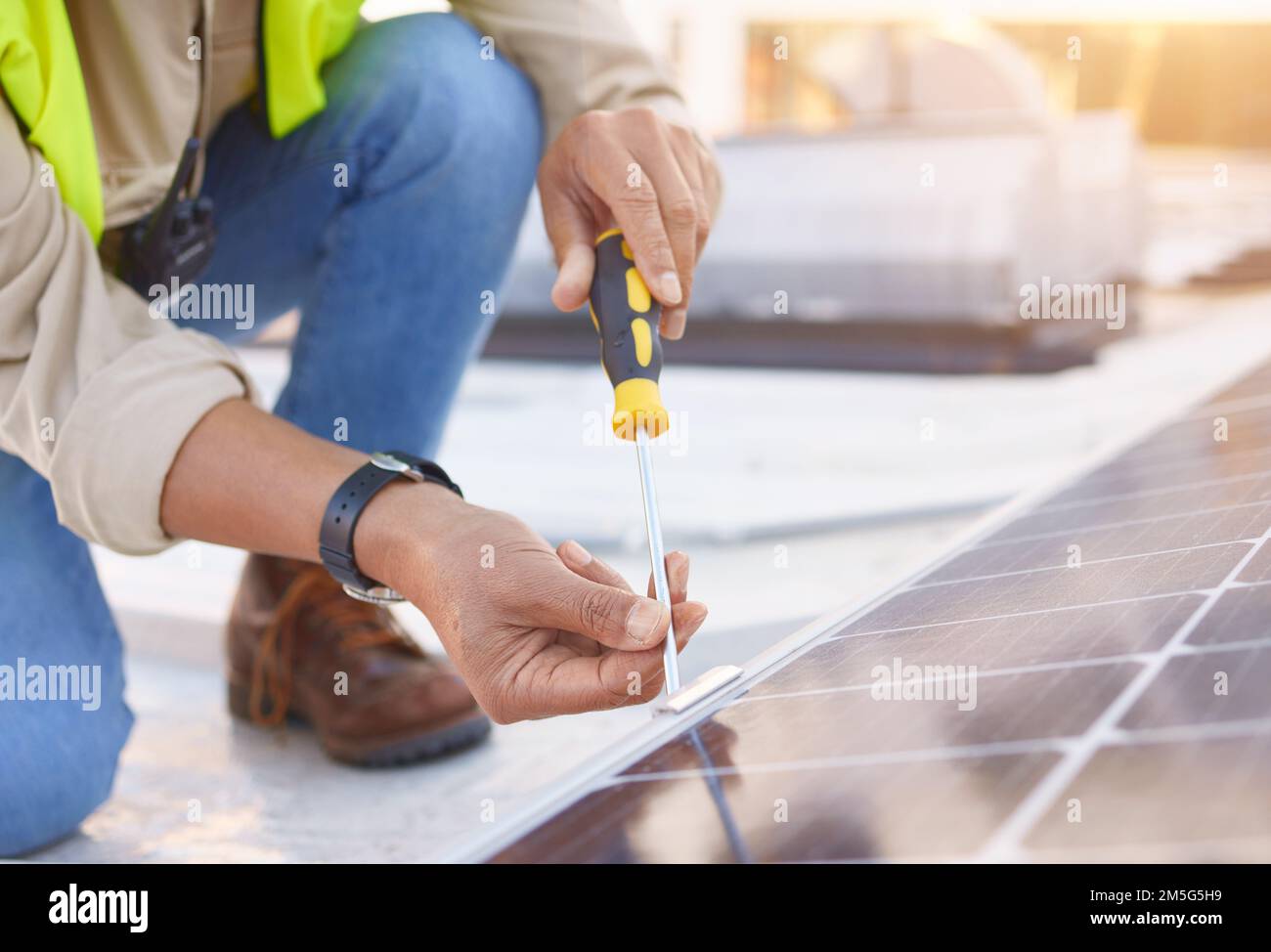 Ingenieur-, man- oder Sonnenkollektoren für saubere Energie, Instandhaltung für Gebäude oder Nachhaltigkeit. Techniker, Elektriker oder Installationstechniker für Stockfoto