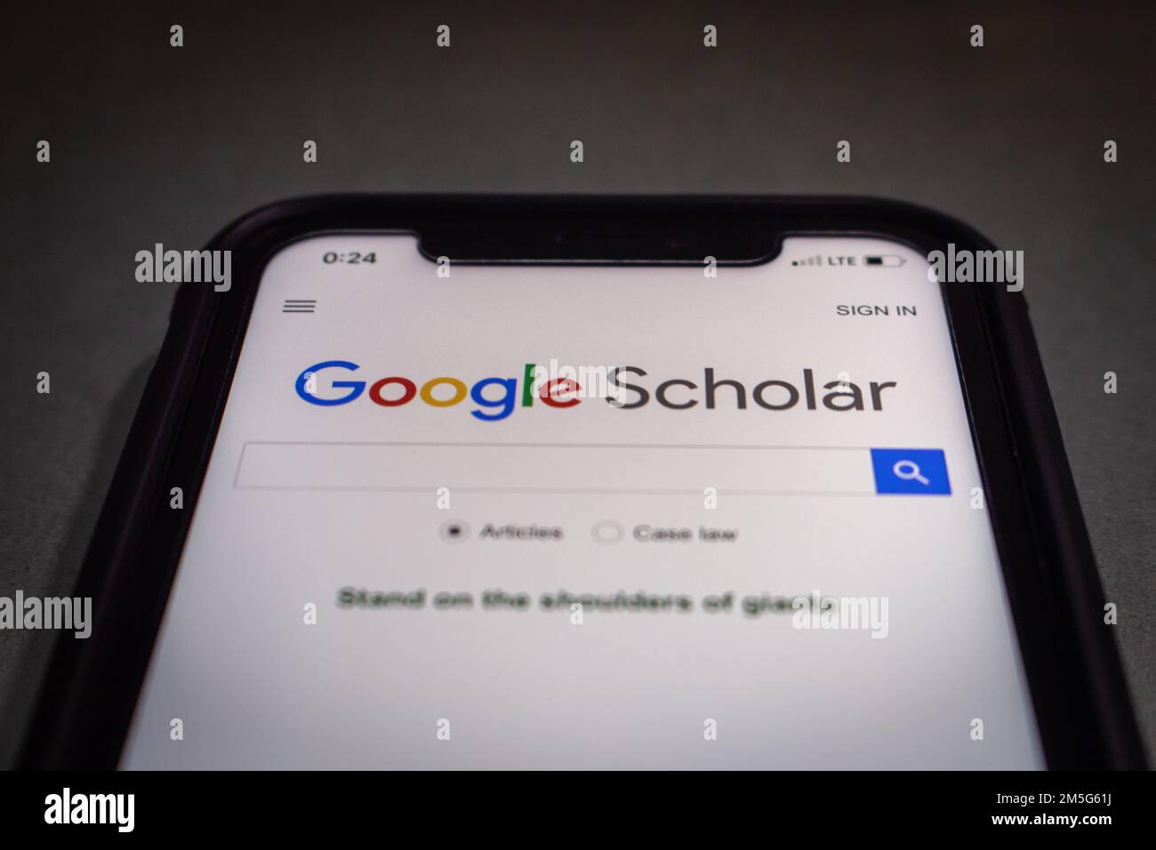 Website von Google Scholar, einer frei zugänglichen Web-Suchmaschine, die den vollständigen Text oder Metadaten wissenschaftlicher Literatur auf einem iPhone indiziert. Stockfoto