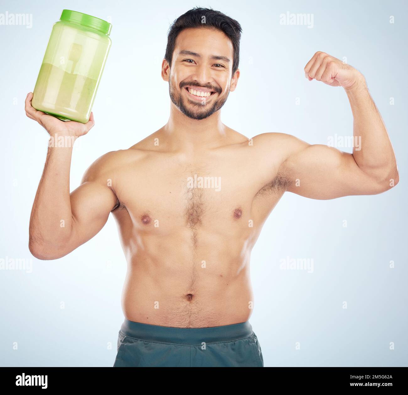 Fitness, Studio oder starker Mann mit Protein-Shake im Training, Training oder Body-Workout Ergänzungen für Energie. Gesichtsporträt, Modell oder gesund Stockfoto