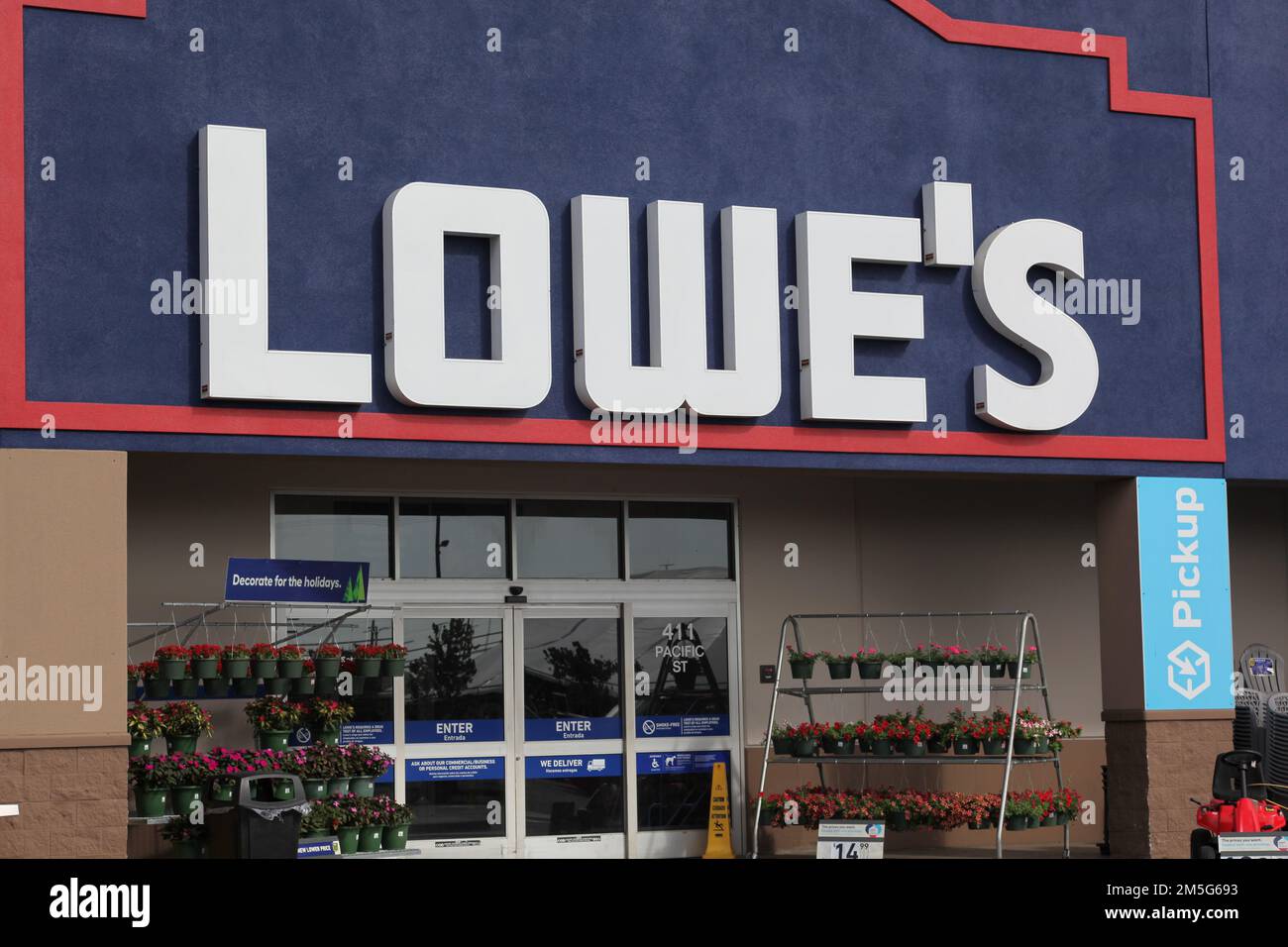 Honolulu, HI - 27. Dezember 2022: Schild an der Vorderseite des Lowe's Home Center Hardware Retailer Stockfoto