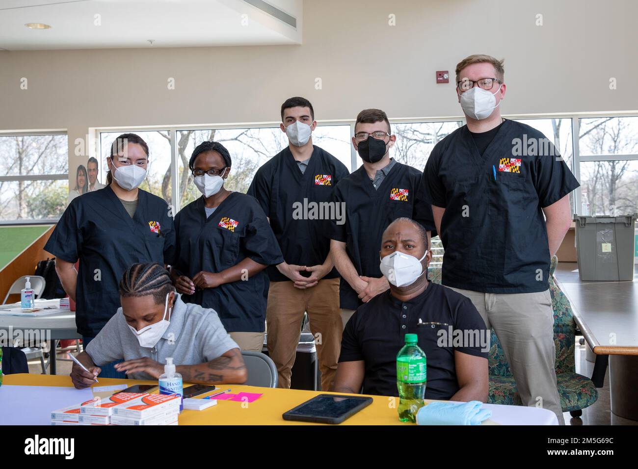 Mitglieder der Maryland Army National Guard posieren für ein Foto während einer Impfklinik im Wohnheim des Board of Child Care, 16. März 2022, in Windsor Mill, Maryland. Während einer Impfklinik, die von der Task Force „Impfgerechtigkeit“ unterstützt wurde, einer Initiative zur Förderung eines gleichberechtigten Zugangs zum COVID-19-Impfstoff in ganz Maryland, gaben Soldaten Impfungen für Einwohner und Personal. Stockfoto