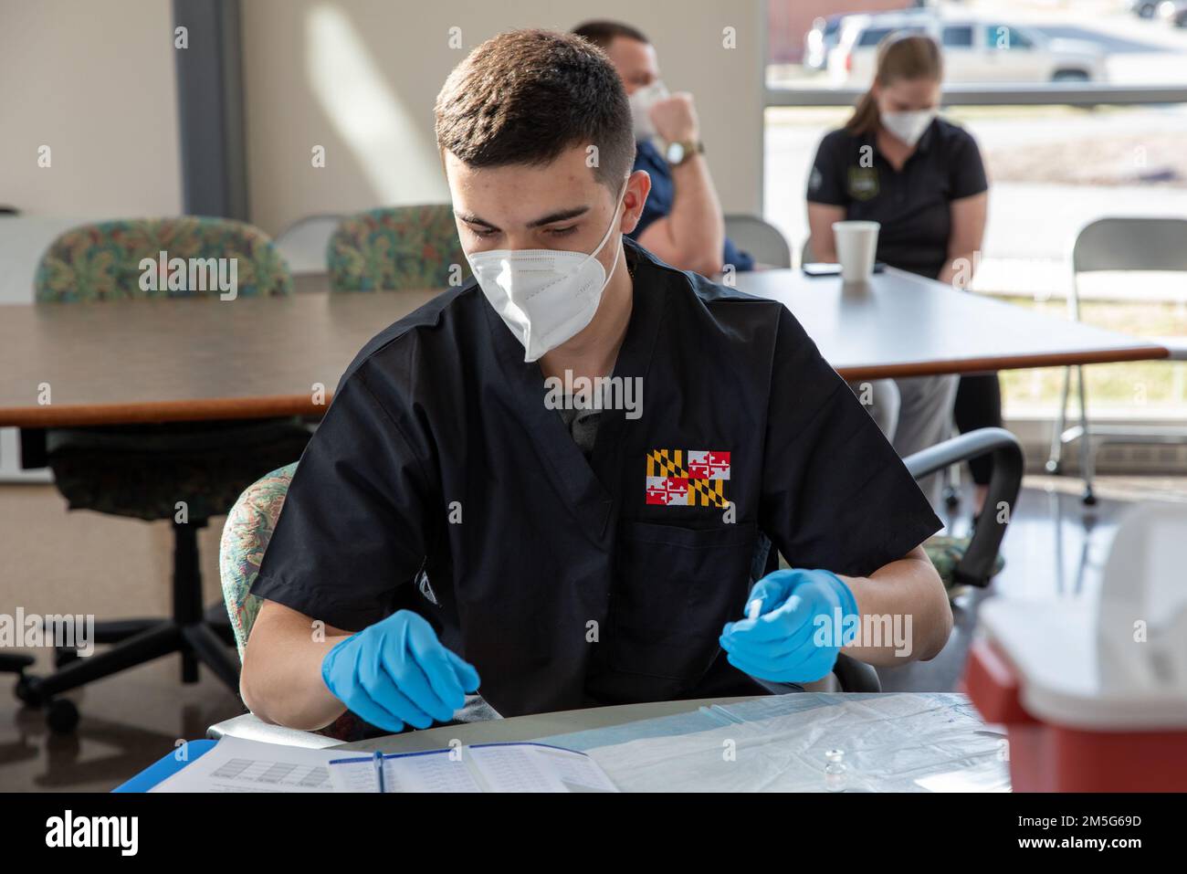 Fiori Timothy, ein Spezialist für Gesundheitsfürsorge bei der 104. Medical Company, Maryland National Guard, bereitet einen Covid-19-Impfstoff im Resident Child Care Center des Board of Child Care in Windsor Mill, Maryland, am 16. März 2022 vor. Während einer Impfklinik, die von der Task Force „Impfgerechtigkeit“ unterstützt wurde, einer Initiative zur Förderung eines gleichberechtigten Zugangs zum COVID-19-Impfstoff in ganz Maryland, gaben Soldaten Impfungen für Einwohner und Personal. Stockfoto