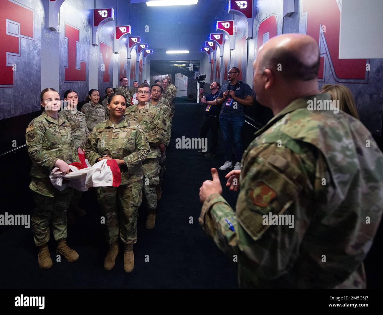 Oberst Patrick Miller, 88. Luftwaffenstützpunkt und Wright-Patterson Luftwaffenstützpunkt-Kommandant, besucht einige seiner Luftwaffenstützpunkte, bevor sie am 16. März 2022 eine große amerikanische Flagge auf den Boden der University of Dayton Arena tragen, Für die Eröffnungszeremonie des NCAA-Männer-Basketballturniers zwischen Wright State und Bryant. Die Luftwaffe wurde auch von der Ehrengarde Wright-Patterson vertreten. Stockfoto