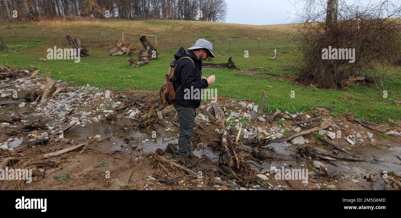 Ryan Evans, USA Die technische Abteilung des Army Corps of Engineers Nashville District Regulatory Division untersucht am 16. März 2022 die Larven von Wasserkäfern, um festzustellen, wie gut Wasserorganismen einen restaurierten Bach im Macon County, Tennessee, rekolonisieren. Stockfoto