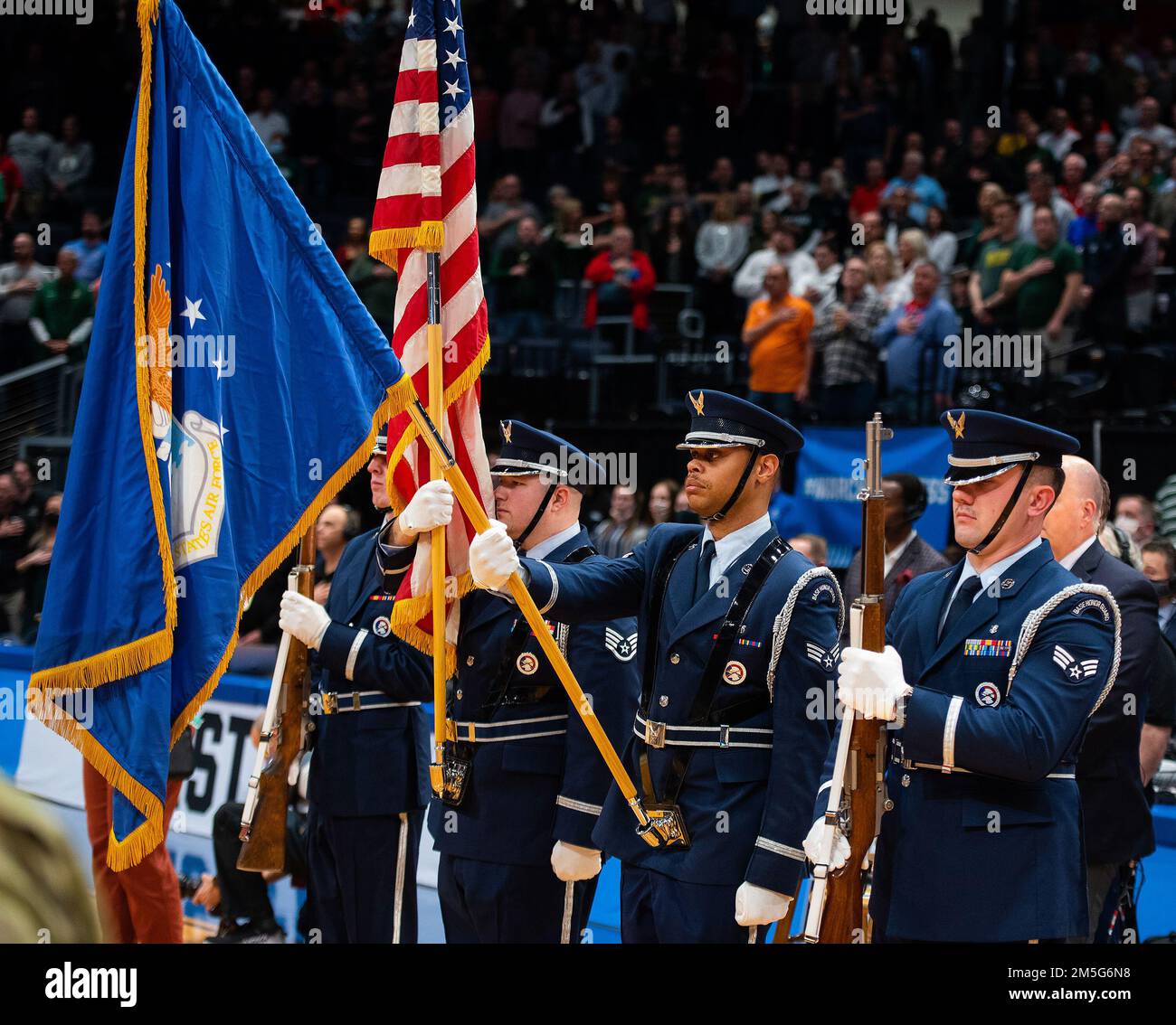 Mitglieder der Ehrenwache vom Luftwaffenstützpunkt Wright-Patterson, Ohio, präsentieren Farben während des Gesangs der Nationalhymne vor dem ersten vier Spiel des NCAA Männer Basketballturniers am 16. März 2022 zwischen Wright-State und Bryant. Die Luftwaffe wurde in dieser Nacht auch von General CQ Brown, Jr., dem Generalstabschef der Luftwaffe, vertreten, der in der Halbzeit den Eid ablegte, einer Gruppe von Rekruten beizutreten. Stockfoto