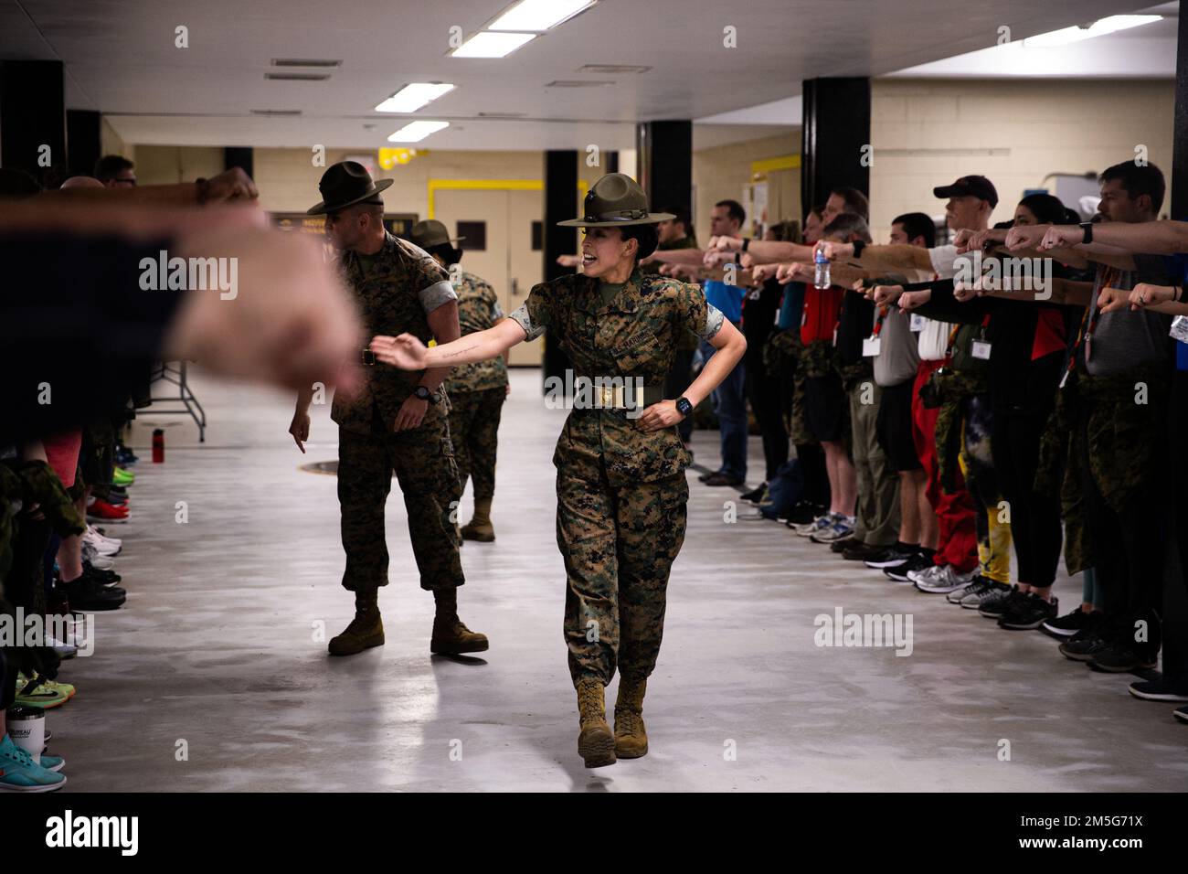 Ein Übungslehrer, der am 16. März 2022 mit den Pädagogen auf Parris Island in South Carolina eine Linienzählung simuliert. Der Educators Workshop bringt verschiedene Lehrer, Gemeindeführer und Influencer aus dem ganzen Land mit, um den Prozess der Herstellung eines Marine zu demonstrieren. (United States Marine Corps Foto von CPL. Cheng Chang) Stockfoto