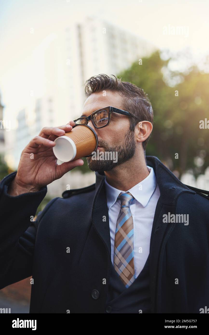 Es ist immer Zeit für eine schnelle Tasse Kaffee. Ein stilvoller Mann, der eine Tasse Kaffee trinkt, während er in der Stadt ist. Stockfoto
