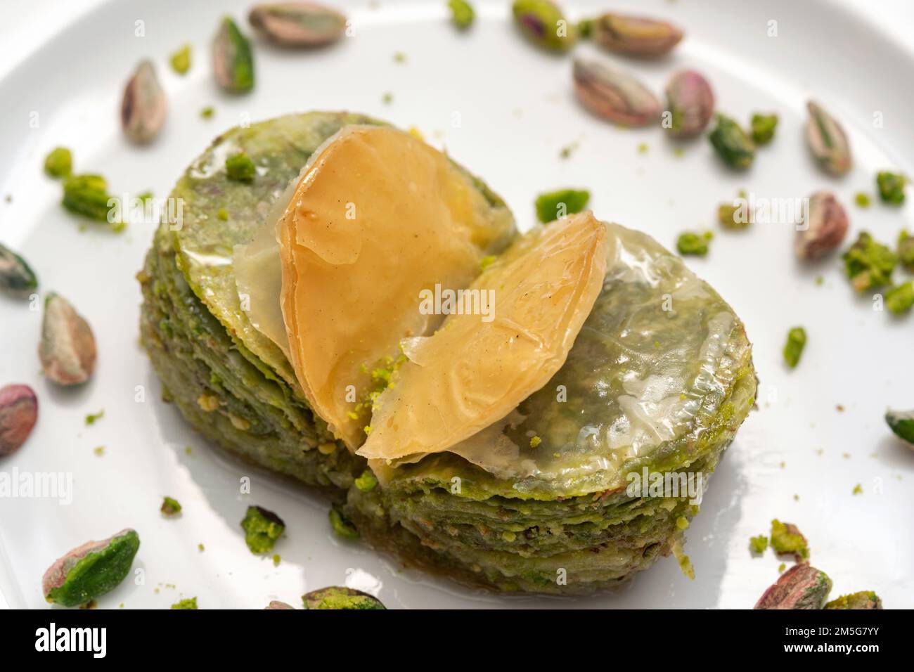 Türkische Baklava. Pistazien Baklava. Baklava mit Walnuss. Auger Baklava. Türkisches Dessert. Sherbet Dessert. Stockfoto