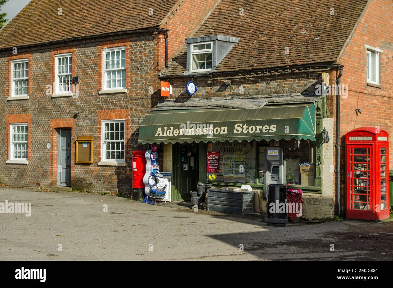 Aldermaston, Großbritannien - 27. Oktober 2021: Außenansicht des Hauptgeschäfts - Aldermaston Stores, und des Gemeinderats im historischen Dorf Aldermas Stockfoto