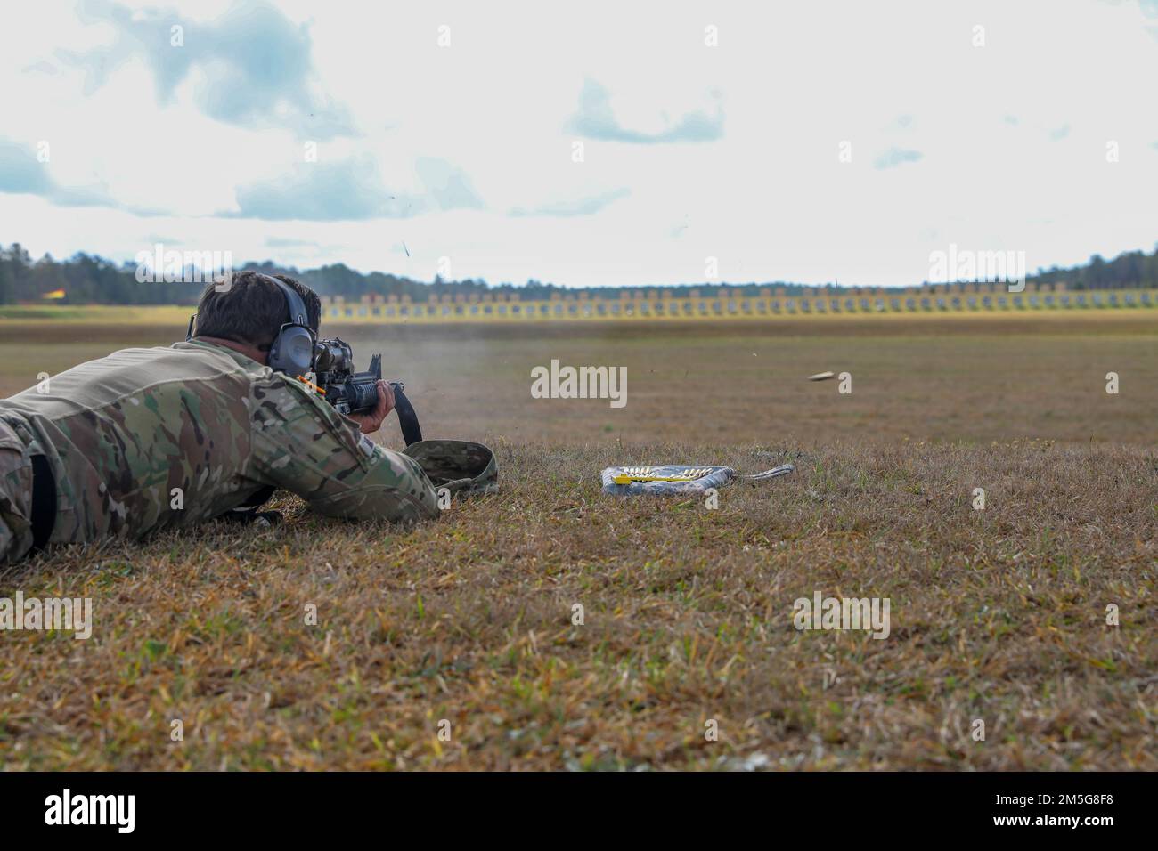 Mehr als 220 Soldaten traten in den 2022 USA an Army Small Arms Championships in Fort Benning, Georgia, 13.-19. März. Der einwöchige Wettkampf, bekannt als All Army, ist ein jährlicher Wettkampf, der von den USA veranstaltet wird Army Marksmanship Unit (USAMU) in Verbindung mit dem Maneuver Center of Excellence (MCOE), das Soldaten aus allen Bereichen zusammenbringt: Aktiver Dienst, Reserve, Nationalgarde und ROTC. Während dieser Schießerei traten die Soldaten in neun verschiedenen Schusslinien gegeneinander an und schossen über 146.000 Schuss Gewehr- und Pistolenmunition ab. Obwohl alle Armee die Soldaten begehrten Trophäen und Stockfoto