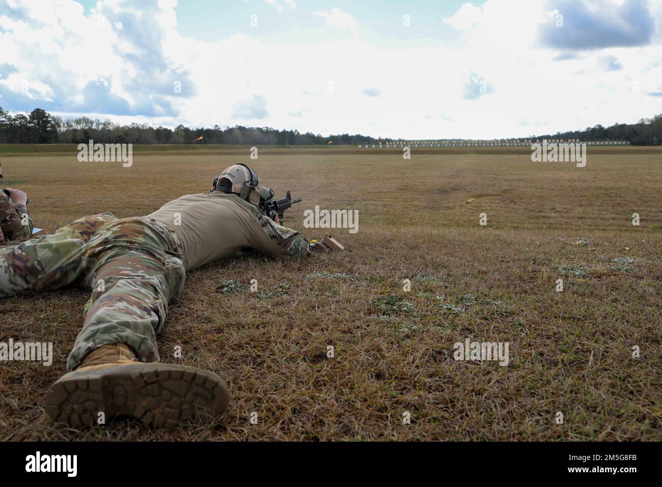 Mehr als 220 Soldaten traten in den 2022 USA an Army Small Arms Championships in Fort Benning, Georgia, 13.-19. März. Der einwöchige Wettkampf, bekannt als All Army, ist ein jährlicher Wettkampf, der von den USA veranstaltet wird Army Marksmanship Unit (USAMU) in Verbindung mit dem Maneuver Center of Excellence (MCOE), das Soldaten aus allen Bereichen zusammenbringt: Aktiver Dienst, Reserve, Nationalgarde und ROTC. Während dieser Schießerei traten die Soldaten in neun verschiedenen Schusslinien gegeneinander an und schossen über 146.000 Schuss Gewehr- und Pistolenmunition ab. Obwohl alle Armee die Soldaten begehrten Trophäen und Stockfoto
