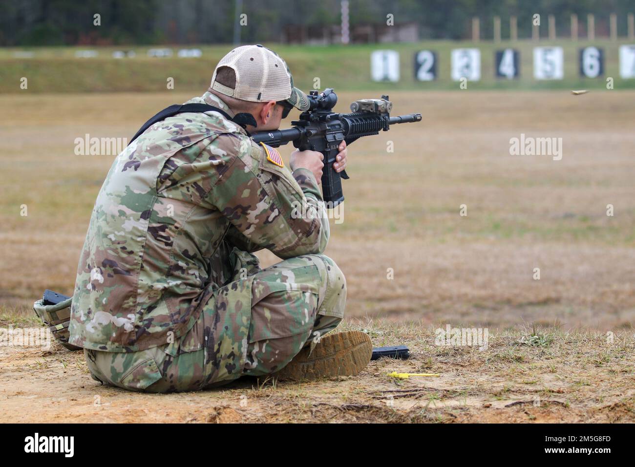 Mehr als 220 Soldaten traten in den 2022 USA an Army Small Arms Championships in Fort Benning, Georgia, 13.-19. März. Der einwöchige Wettkampf, bekannt als All Army, ist ein jährlicher Wettkampf, der von den USA veranstaltet wird Army Marksmanship Unit (USAMU) in Verbindung mit dem Maneuver Center of Excellence (MCOE), das Soldaten aus allen Bereichen zusammenbringt: Aktiver Dienst, Reserve, Nationalgarde und ROTC. Während dieser Schießerei traten die Soldaten in neun verschiedenen Schusslinien gegeneinander an und schossen über 146.000 Schuss Gewehr- und Pistolenmunition ab. Obwohl alle Armee die Soldaten begehrten Trophäen und Stockfoto