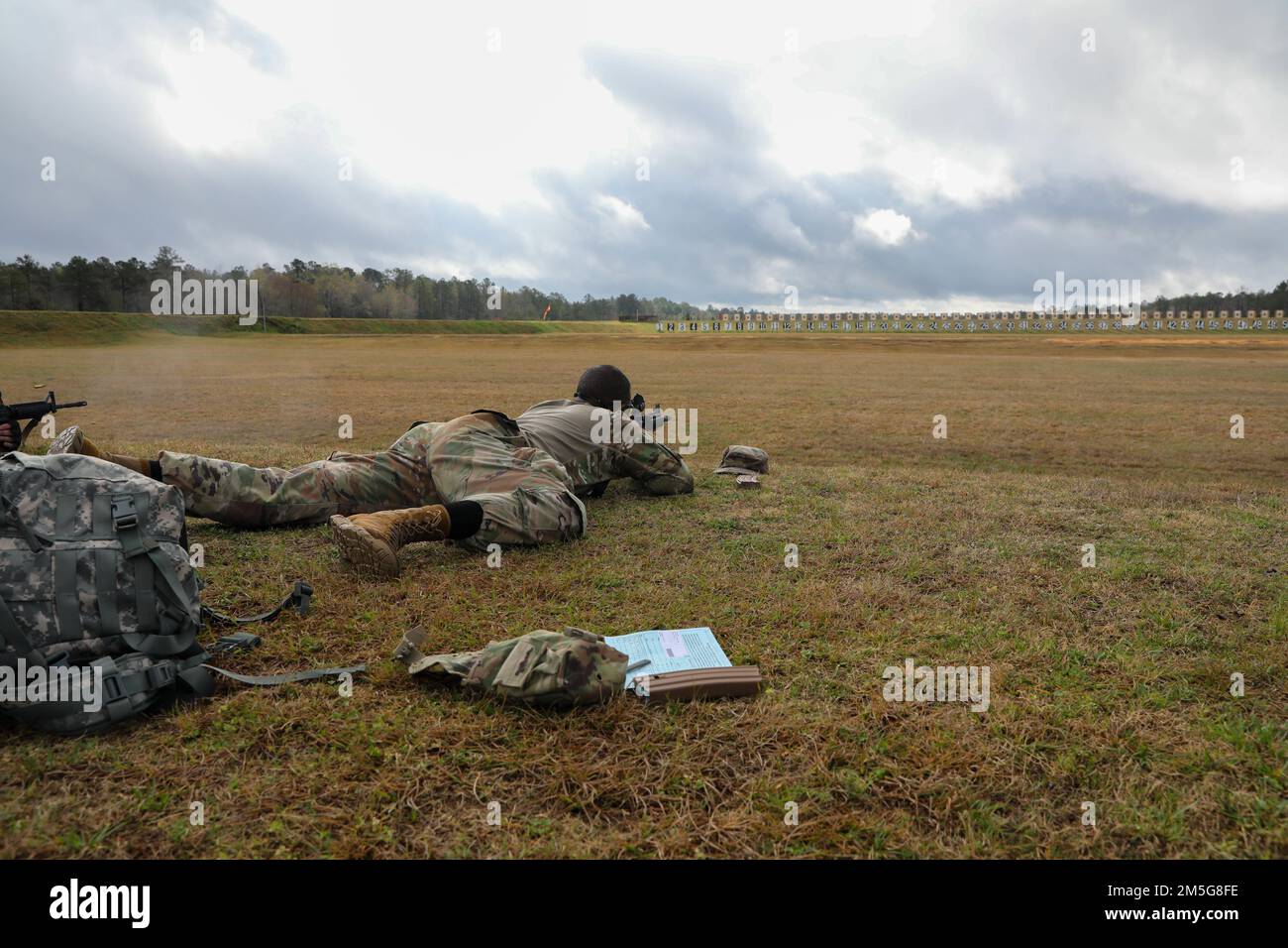Mehr als 220 Soldaten traten in den 2022 USA an Army Small Arms Championships in Fort Benning, Georgia, 13.-19. März. Der einwöchige Wettkampf, bekannt als All Army, ist ein jährlicher Wettkampf, der von den USA veranstaltet wird Army Marksmanship Unit (USAMU) in Verbindung mit dem Maneuver Center of Excellence (MCOE), das Soldaten aus allen Bereichen zusammenbringt: Aktiver Dienst, Reserve, Nationalgarde und ROTC. Während dieser Schießerei traten die Soldaten in neun verschiedenen Schusslinien gegeneinander an und schossen über 146.000 Schuss Gewehr- und Pistolenmunition ab. Obwohl alle Armee die Soldaten begehrten Trophäen und Stockfoto