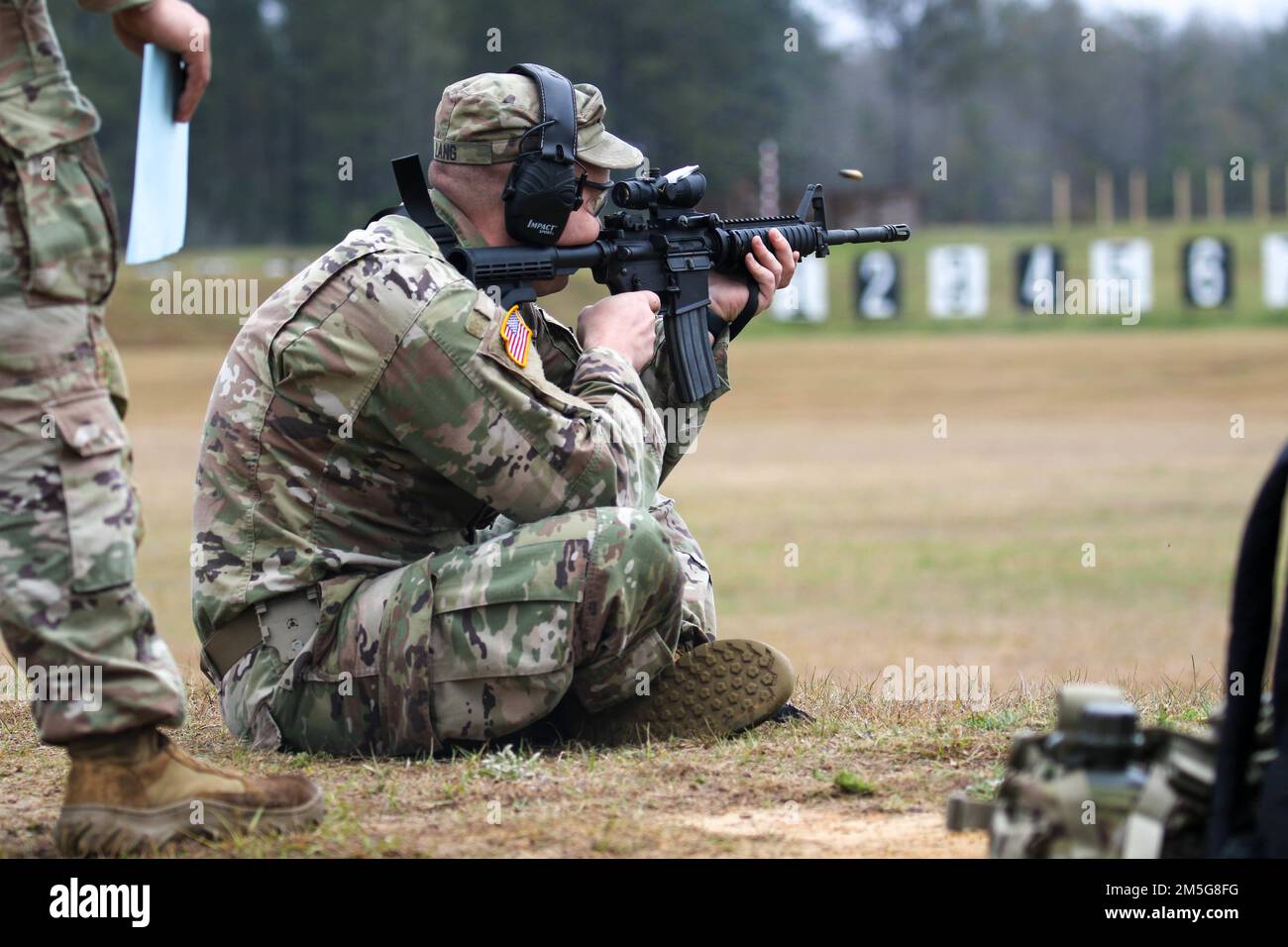 Mehr als 220 Soldaten traten in den 2022 USA an Army Small Arms Championships in Fort Benning, Georgia, 13.-19. März. Der einwöchige Wettkampf, bekannt als All Army, ist ein jährlicher Wettkampf, der von den USA veranstaltet wird Army Marksmanship Unit (USAMU) in Verbindung mit dem Maneuver Center of Excellence (MCOE), das Soldaten aus allen Bereichen zusammenbringt: Aktiver Dienst, Reserve, Nationalgarde und ROTC. Während dieser Schießerei traten die Soldaten in neun verschiedenen Schusslinien gegeneinander an und schossen über 146.000 Schuss Gewehr- und Pistolenmunition ab. Obwohl alle Armee die Soldaten begehrten Trophäen und Stockfoto