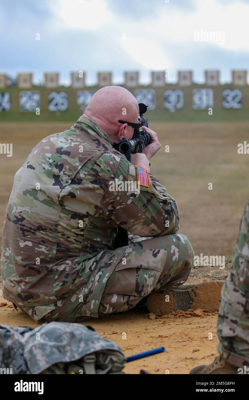 EIN US-AMERIKANISCHER Army Reserve Soldier mit dem 104. Training Command tritt in den 2022 USA an Army Small Arms Championships in Fort Benning, Georgia, 13.-19. März. Der einwöchige Wettkampf, bekannt als All Army, ist ein jährlicher Wettkampf, der von den USA veranstaltet wird Army Marksmanship Unit (USAMU) in Verbindung mit dem Maneuver Center of Excellence (MCOE), das Soldaten aus allen Bereichen zusammenbringt: Aktiver Dienst, Reserve, Nationalgarde und ROTC. Während dieser Schießerei traten die Soldaten in neun verschiedenen Schusslinien gegeneinander an und schossen über 146.000 Schuss Gewehr- und Pistolenmunition ab. Obwohl alle Armeeangehörigen Stockfoto