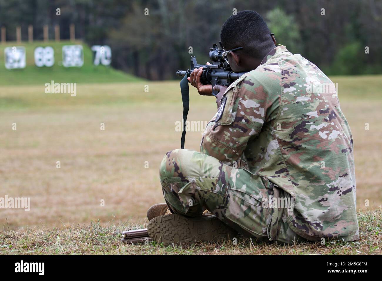 Mehr als 220 Soldaten traten in den 2022 USA an Army Small Arms Championships in Fort Benning, Georgia, 13.-19. März. Der einwöchige Wettkampf, bekannt als All Army, ist ein jährlicher Wettkampf, der von den USA veranstaltet wird Army Marksmanship Unit (USAMU) in Verbindung mit dem Maneuver Center of Excellence (MCOE), das Soldaten aus allen Bereichen zusammenbringt: Aktiver Dienst, Reserve, Nationalgarde und ROTC. Während dieser Schießerei traten die Soldaten in neun verschiedenen Schusslinien gegeneinander an und schossen über 146.000 Schuss Gewehr- und Pistolenmunition ab. Obwohl alle Armee die Soldaten begehrten Trophäen und Stockfoto
