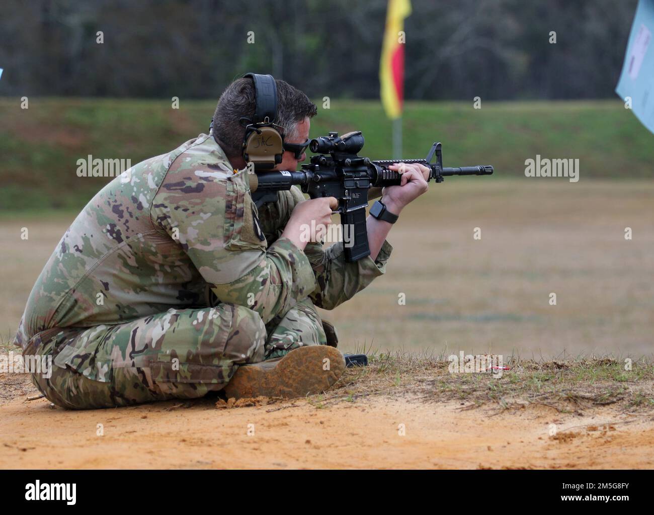 Mehr als 220 Soldaten traten in den 2022 USA an Army Small Arms Championships in Fort Benning, Georgia, 13.-19. März. Der einwöchige Wettkampf, bekannt als All Army, ist ein jährlicher Wettkampf, der von den USA veranstaltet wird Army Marksmanship Unit (USAMU) in Verbindung mit dem Maneuver Center of Excellence (MCOE), das Soldaten aus allen Bereichen zusammenbringt: Aktiver Dienst, Reserve, Nationalgarde und ROTC. Während dieser Schießerei traten die Soldaten in neun verschiedenen Schusslinien gegeneinander an und schossen über 146.000 Schuss Gewehr- und Pistolenmunition ab. Obwohl alle Armee die Soldaten begehrten Trophäen und Stockfoto