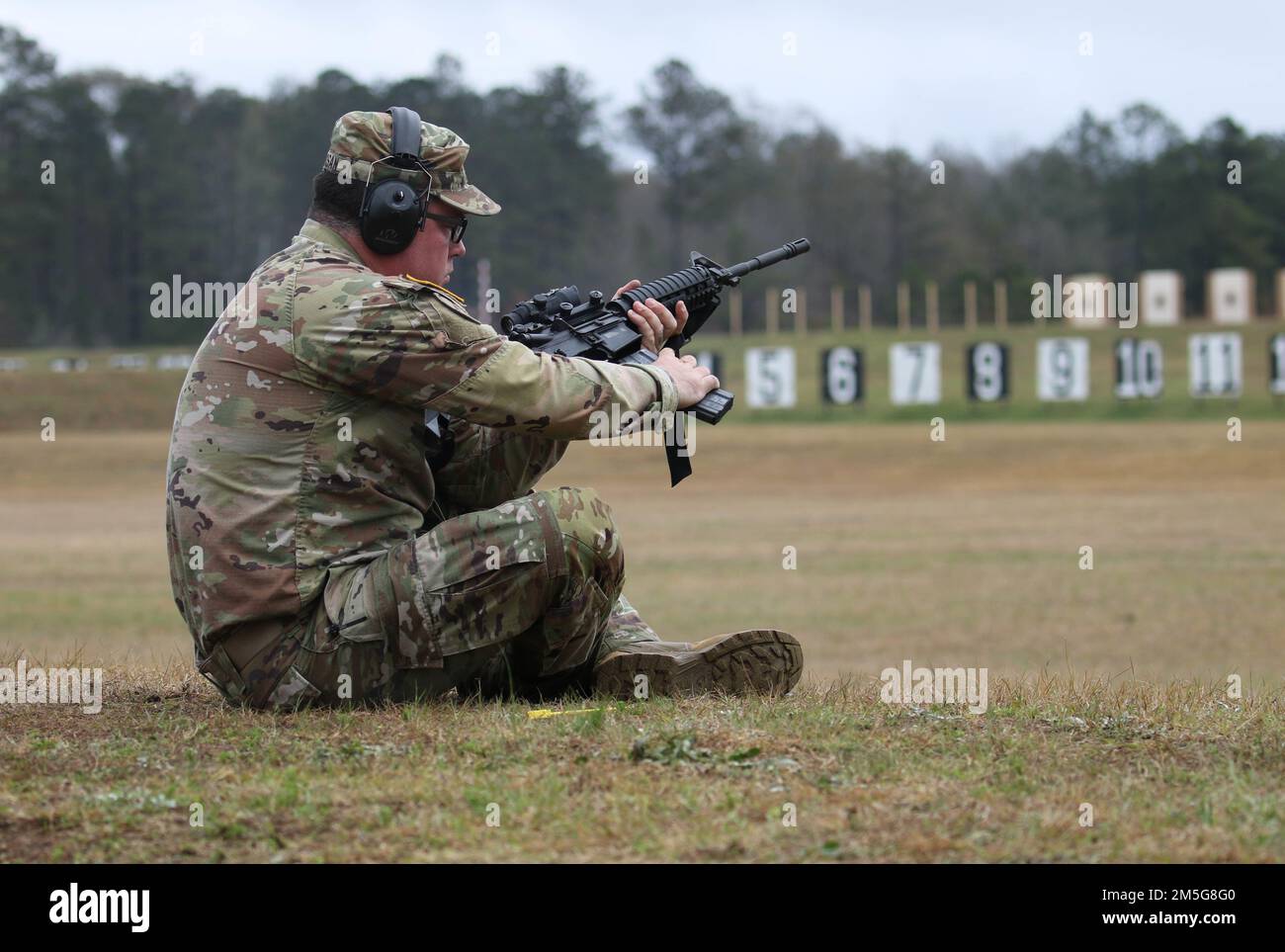 Mehr als 220 Soldaten traten in den 2022 USA an Army Small Arms Championships in Fort Benning, Georgia, 13.-19. März. Der einwöchige Wettkampf, bekannt als All Army, ist ein jährlicher Wettkampf, der von den USA veranstaltet wird Army Marksmanship Unit (USAMU) in Verbindung mit dem Maneuver Center of Excellence (MCOE), das Soldaten aus allen Bereichen zusammenbringt: Aktiver Dienst, Reserve, Nationalgarde und ROTC. Während dieser Schießerei traten die Soldaten in neun verschiedenen Schusslinien gegeneinander an und schossen über 146.000 Schuss Gewehr- und Pistolenmunition ab. Obwohl alle Armee die Soldaten begehrten Trophäen und Stockfoto