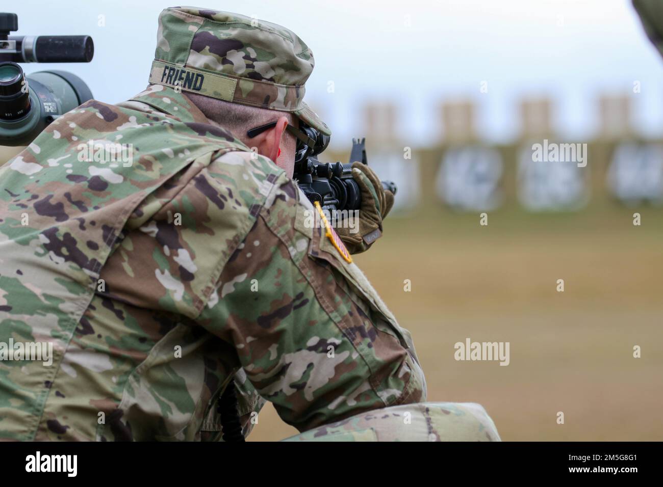 Mehr als 220 Soldaten traten in den 2022 USA an Army Small Arms Championships in Fort Benning, Georgia, 13.-19. März. Der einwöchige Wettkampf, bekannt als All Army, ist ein jährlicher Wettkampf, der von den USA veranstaltet wird Army Marksmanship Unit (USAMU) in Verbindung mit dem Maneuver Center of Excellence (MCOE), das Soldaten aus allen Bereichen zusammenbringt: Aktiver Dienst, Reserve, Nationalgarde und ROTC. Während dieser Schießerei traten die Soldaten in neun verschiedenen Schusslinien gegeneinander an und schossen über 146.000 Schuss Gewehr- und Pistolenmunition ab. Obwohl alle Armee die Soldaten begehrten Trophäen und Stockfoto
