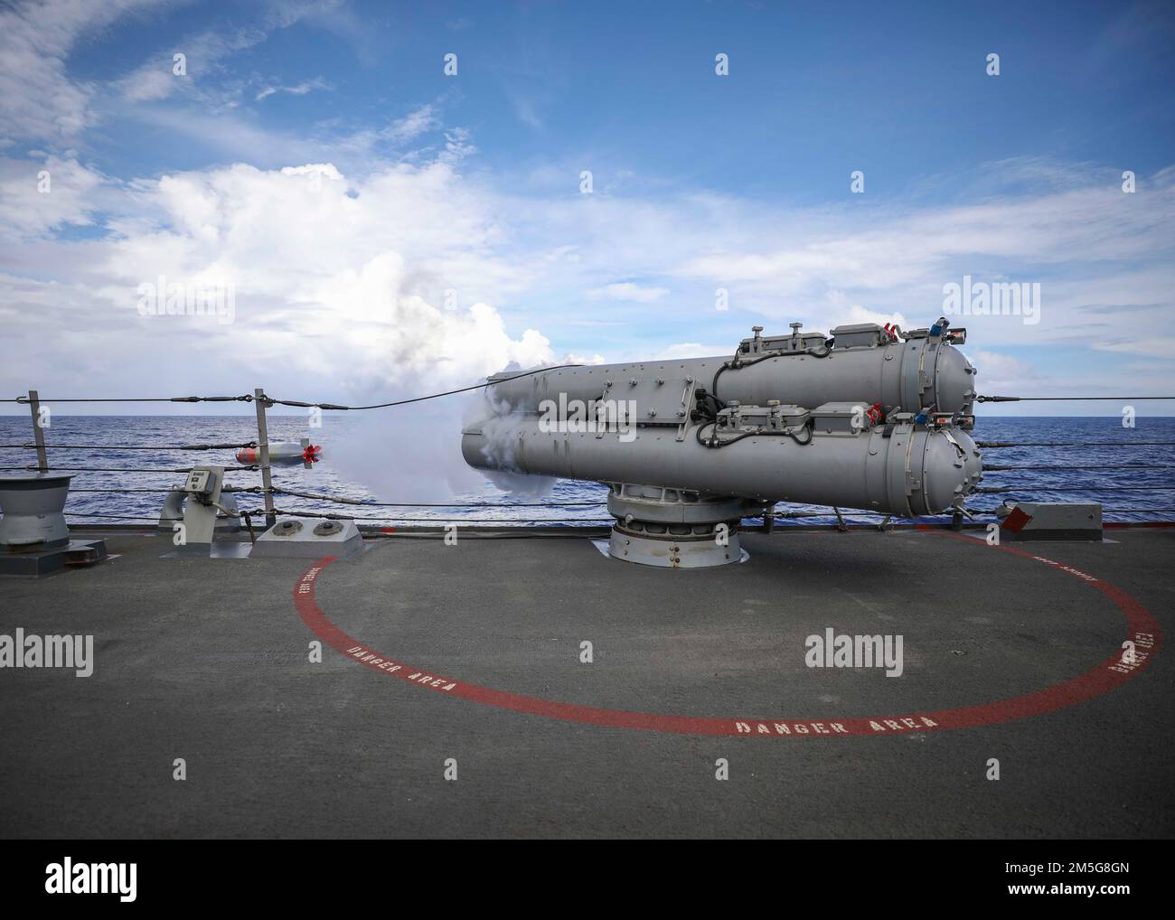 PHILIPPINE SEA (16. März 2022) der Arleigh-Burke-Klasse-geführte Raketenzerstörer USS Higgins (DDG 76) startet während laufender Routineeinsätze einen Torpedo. Higgins ist dem Befehlshaber der Task Force (CTF) 71/Destroyer Squadron (DESRON) 15, der größten nach vorn eingesetzten DESRON der Marine und der Hauptstreitkräfte der US-7.-Flotte zugewiesen. Stockfoto