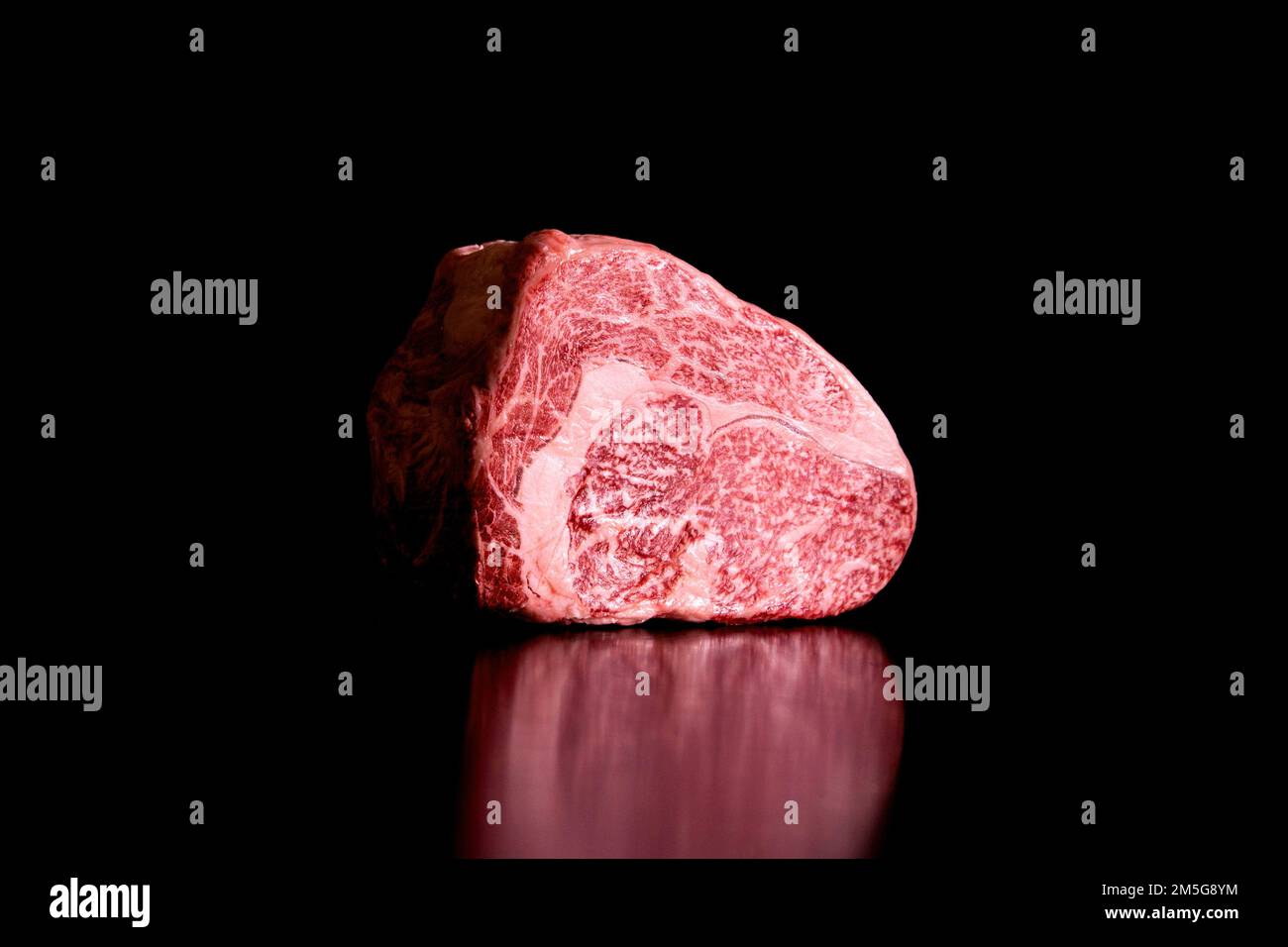 Wagyu-Steak, hochwertiges japanisches Rindfleisch. Wagyu ist der Sammelname für die vier wichtigsten japanischen Rinderrassen. Stockfoto