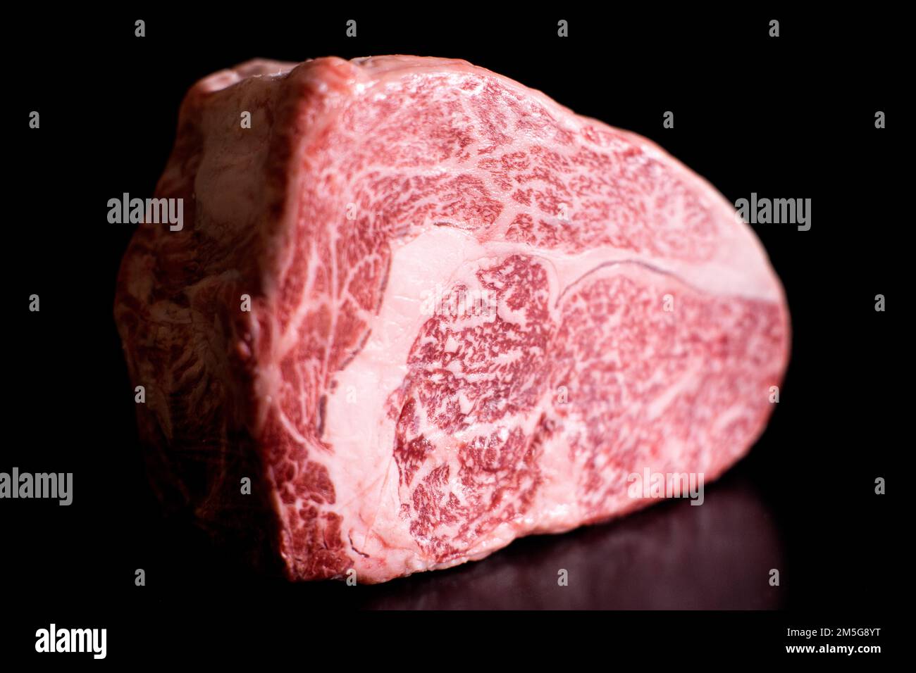 Wagyu-Steak, hochwertiges japanisches Rindfleisch. Wagyu ist der Sammelname für die vier wichtigsten japanischen Rinderrassen. Stockfoto