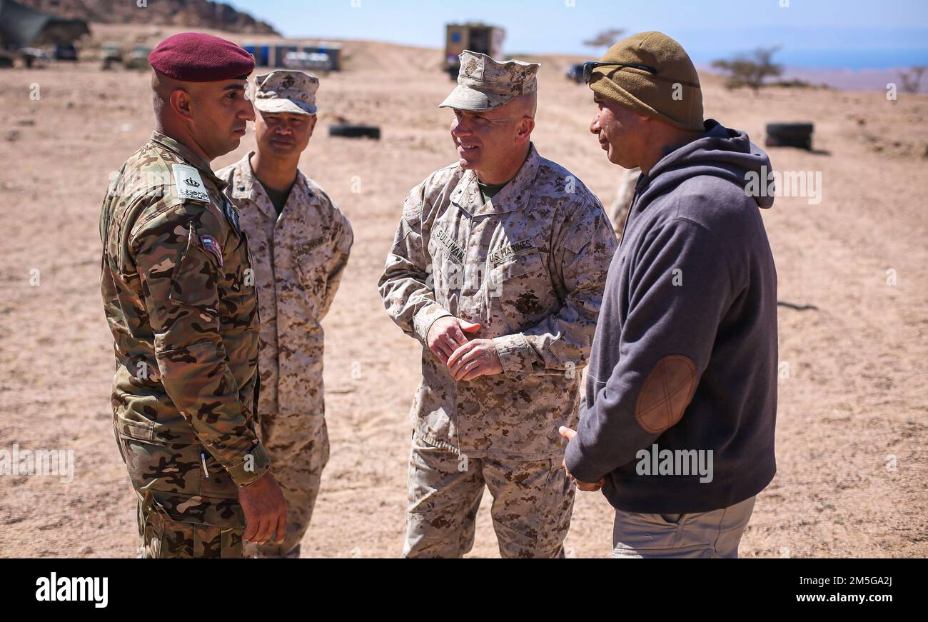 CAMP TITIN, Jordanien (16. März 2022) – USA Marinekorps Brigade. General Farrell J. Sullivan, kommandierender General, Task Force 51/5. Marine Expeditionary Brigade spricht zu MAJ Ibrahim Abedalaziz, 1. Kompaniebefehlshaber, des 61. Bataillons, Quick Reaction Force Brigade während der Übung Intrepid Maven (im) 22-1 an Bord des Camp Titin, Jordanien, März 16. IM ist eine bilaterale Reihe von Interaktionen zwischen den USA Marinekorps, Zentralkommando und JAF, die Gelegenheit zum Austausch militärischer Taktiken und Expertise bieten. IM 22-1 ist die erste von mehreren Engagements, die für dieses Jahr zwischen den USA geplant sind Stockfoto