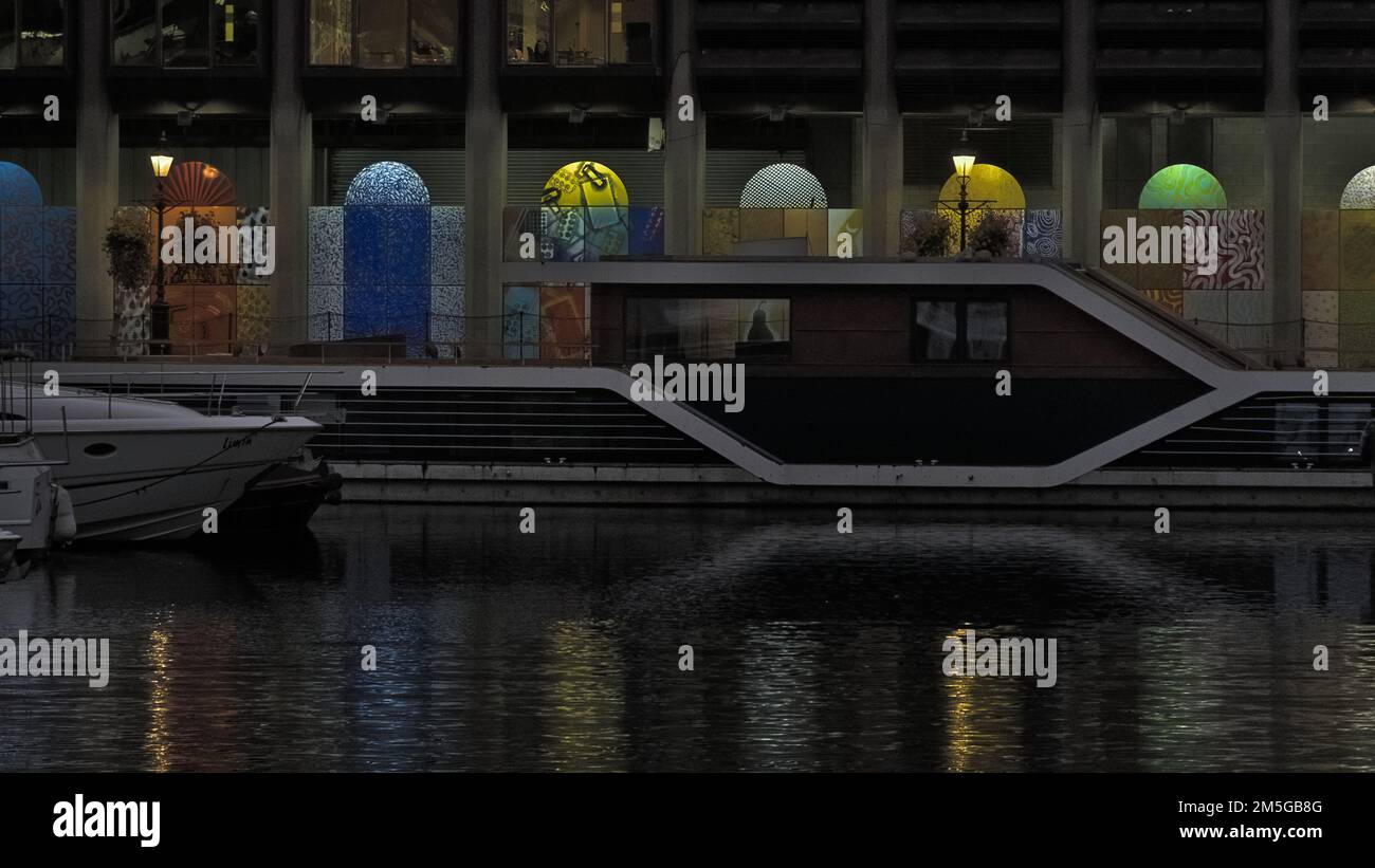 Farbenfrohes Lichterdesign an einem Gebäude mit Wasserreflexion Stockfoto