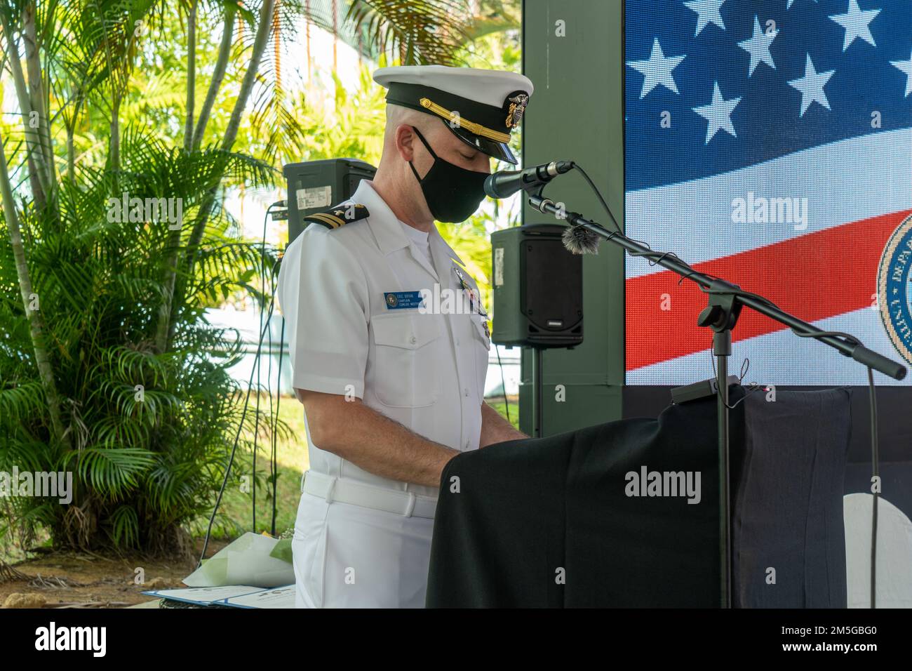 220317-N-JC800-0004 SINGAPUR (17. März 2022) - LT. Eric Bryan, Kommando-Kaplan für Kommando, Logistikgruppe Western Pacific/Task Force 73 ruft während einer Zeremonie zum Kommandowechsel im Terror Club der Marineinstallation in Sembawang auf. Stockfoto