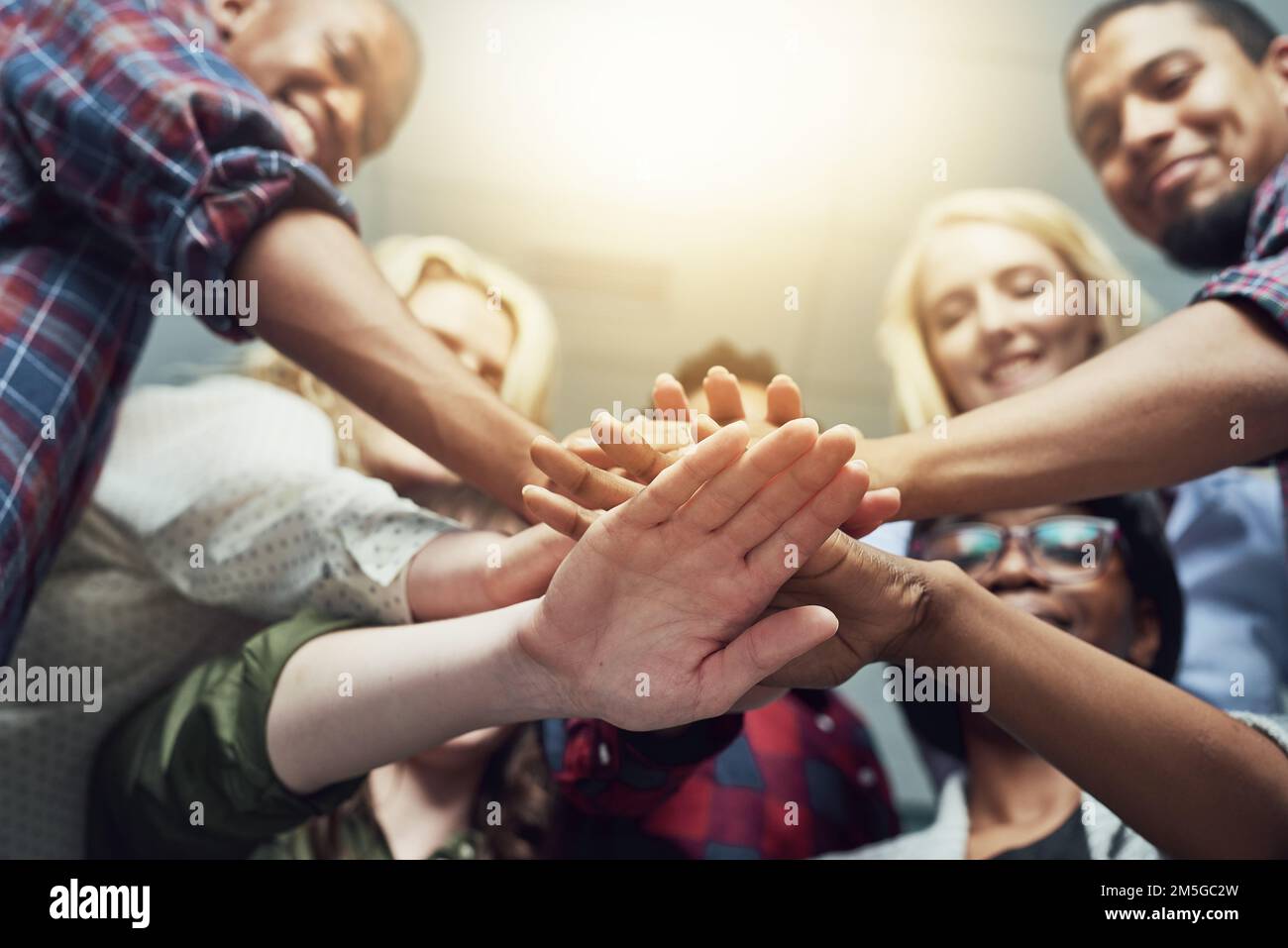 Wir sind vereint. Eine Gruppe von Menschen, die ihre Hände zusammenlegen. Stockfoto