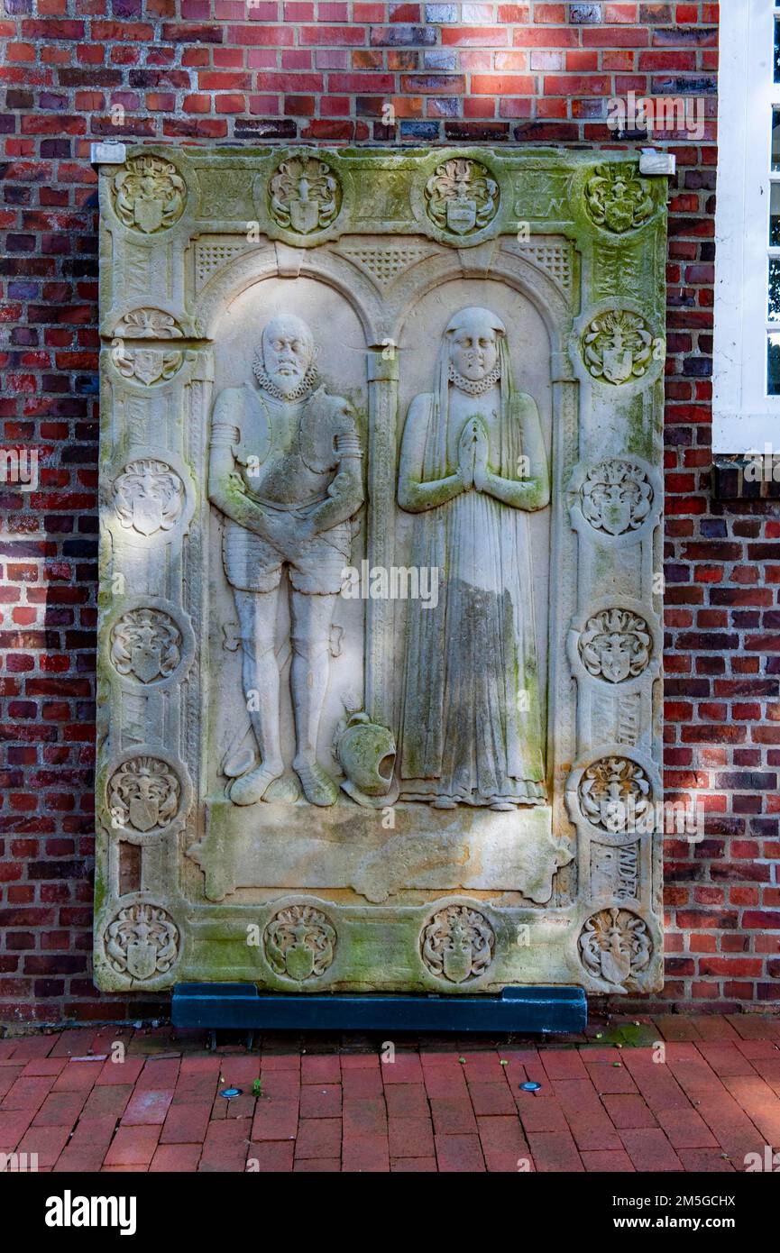 Historische Grabplatte von Derer von Brobergen in St. George's Church in Oberndorf (Oste), German Ferry Road, Cuxhaven District, Niedersachsen, Deutschland Stockfoto