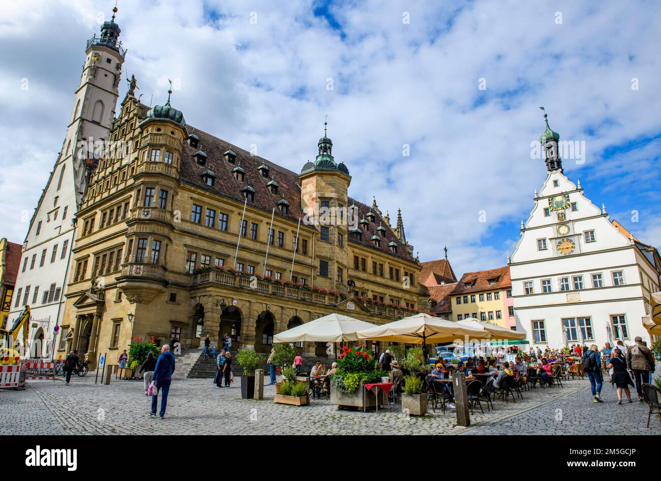 Blick auf den historischen Marktplatz linkes Rathaus Rathausturm Right Patrician House council Trinkraum mit sonnigen kaiserlichen Wappen, in Stockfoto