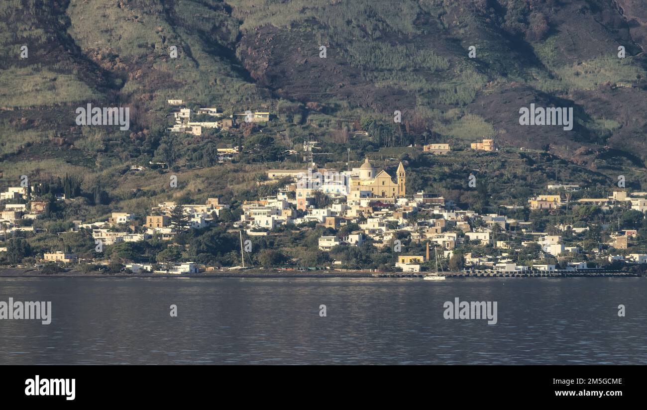 Insel Stromboli mit einem aktiven Vulkan im Tyrrhenischen Meer. Italien. Stockfoto