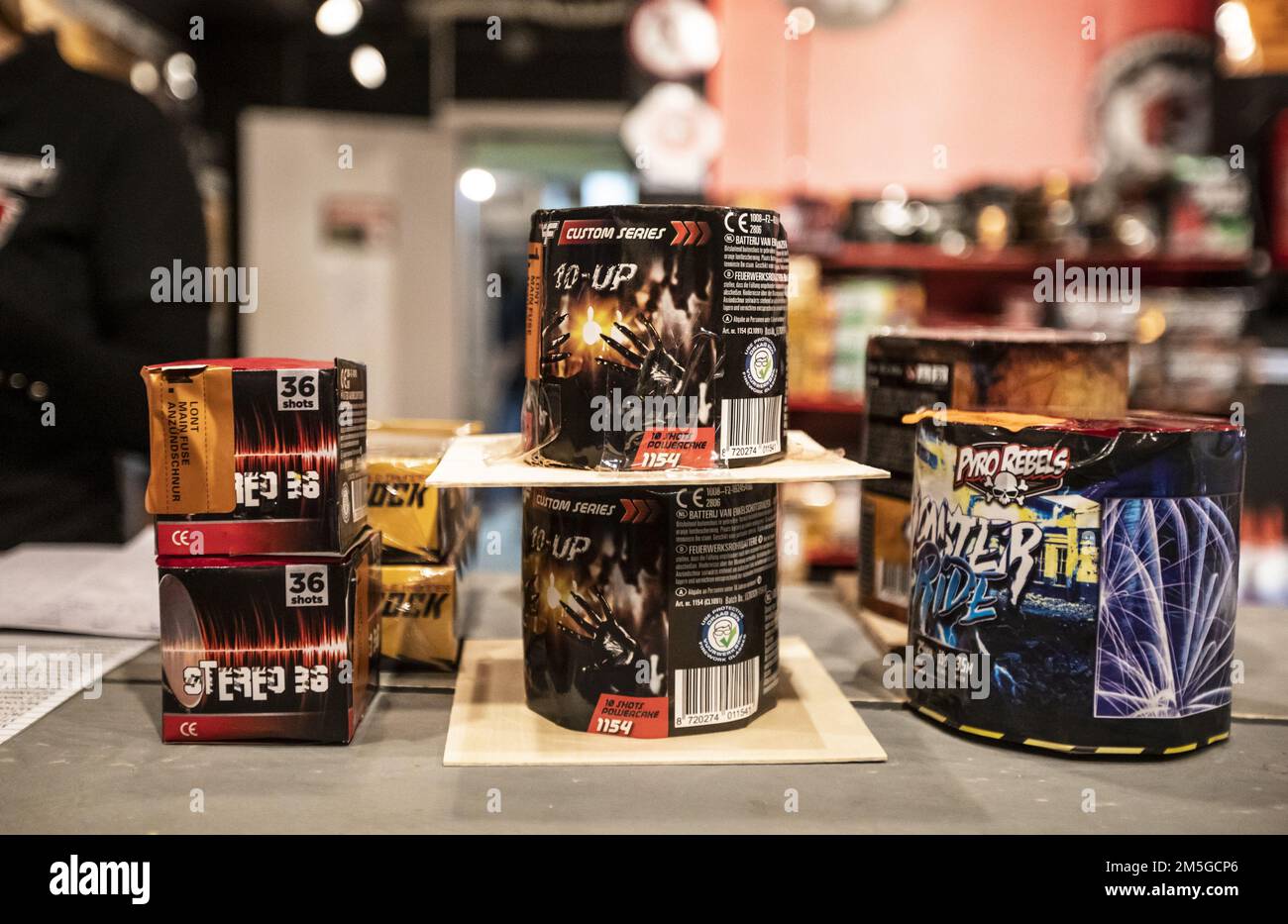 Die Nächte Explodieren In Den Städten Vuurwerkkopers -Fotos und -Bildmaterial in hoher Auflösung – Alamy