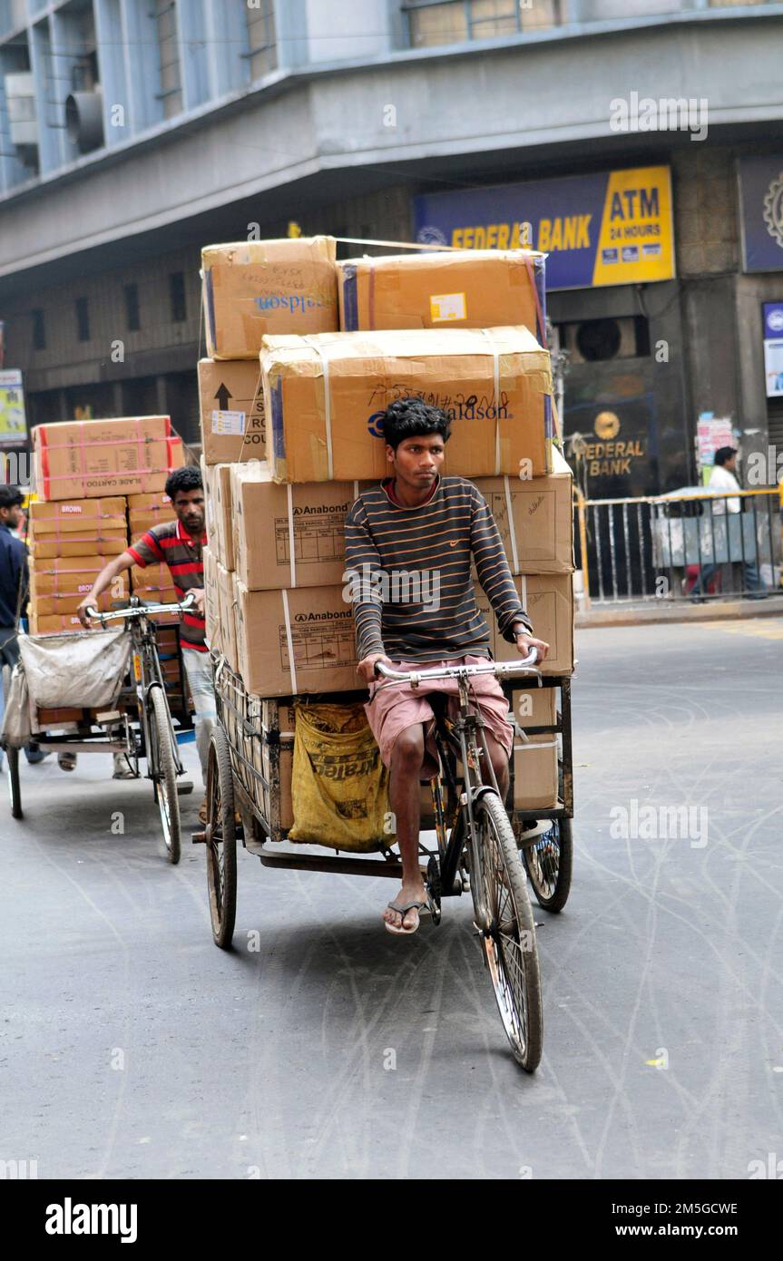 Transport von Waren auf Fahrrad-Rikschas in Kalkutta, Indien. Stockfoto