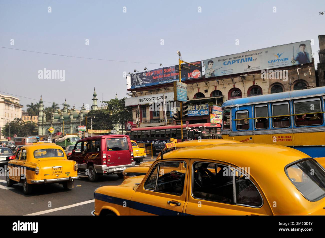 Gelbe Botschafter taxis in Kalkutta, Indien. Stockfoto